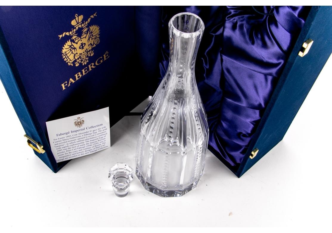 Colección Imperial de Fabergé Aurelia decantador, estilo #558-20, cristal tallado transparente, cuello estrecho que se vuelve bulboso en el cuerpo, diseño de estrías a lo largo del borde, tapón octogonal.  
Dimensiones:  11 1/2