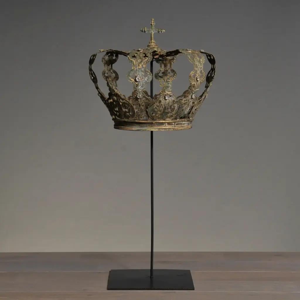Barocco Imperial Decorative Crown with Stand, Royal-Inspired Design in vendita