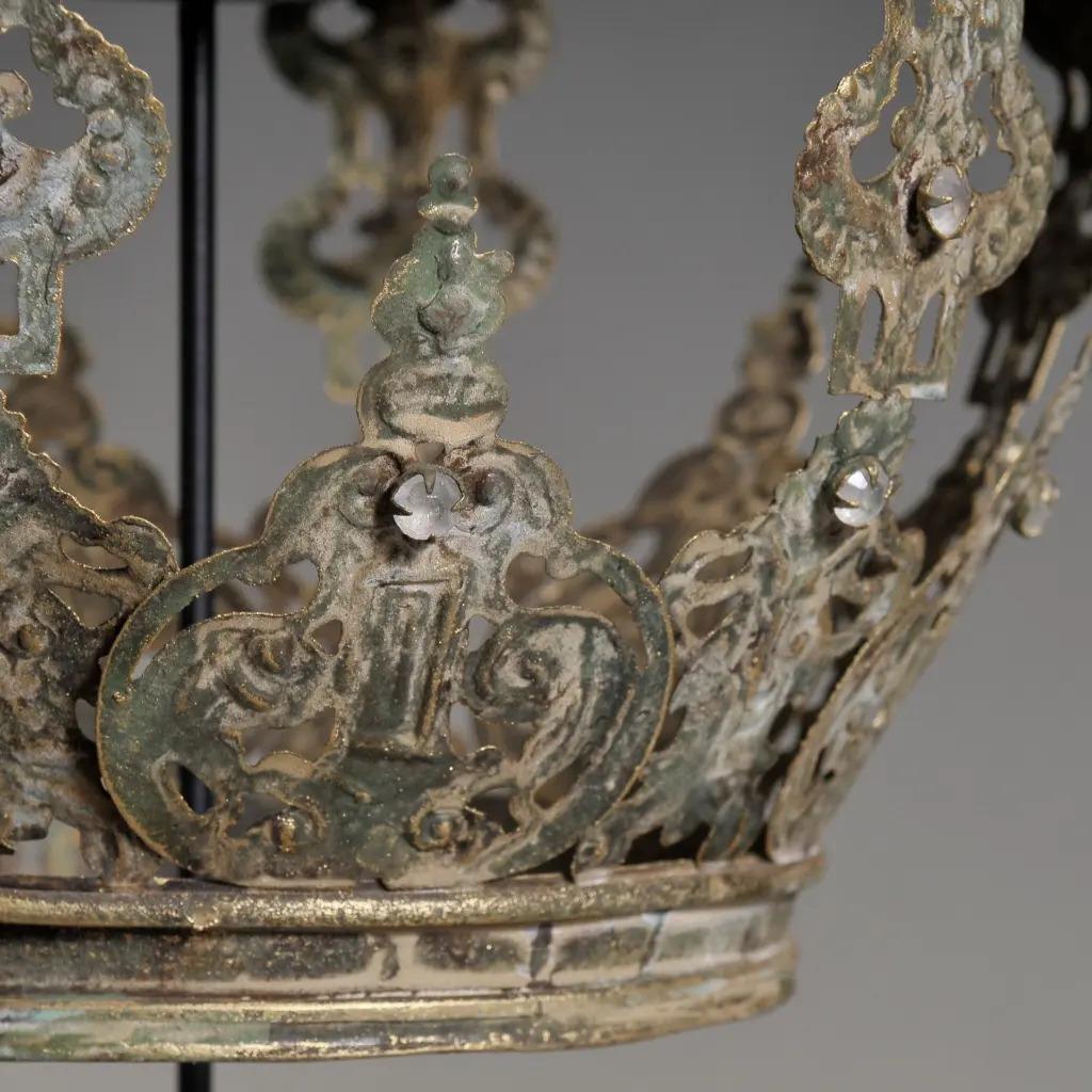 Francese Imperial Decorative Crown with Stand, Royal-Inspired Design in vendita