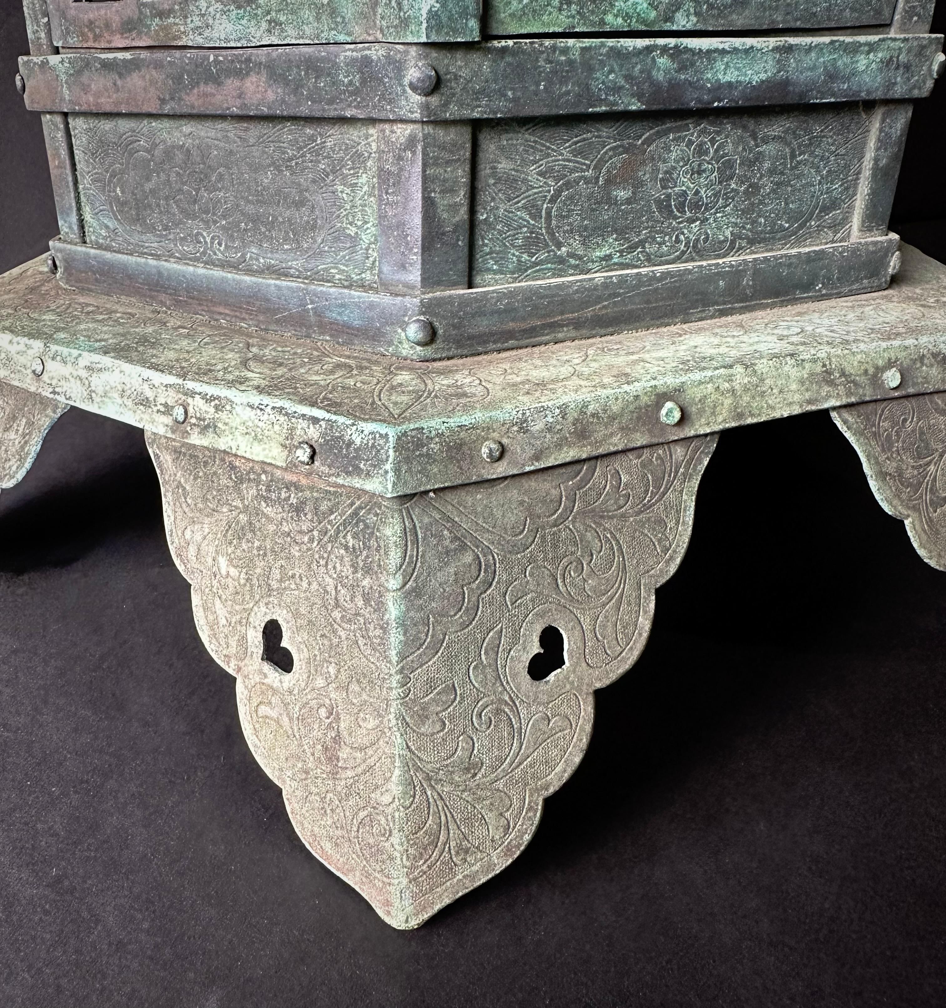 Imperial Edo Period Bronze Temple Lantern In Good Condition For Sale In Fukuoka, JP