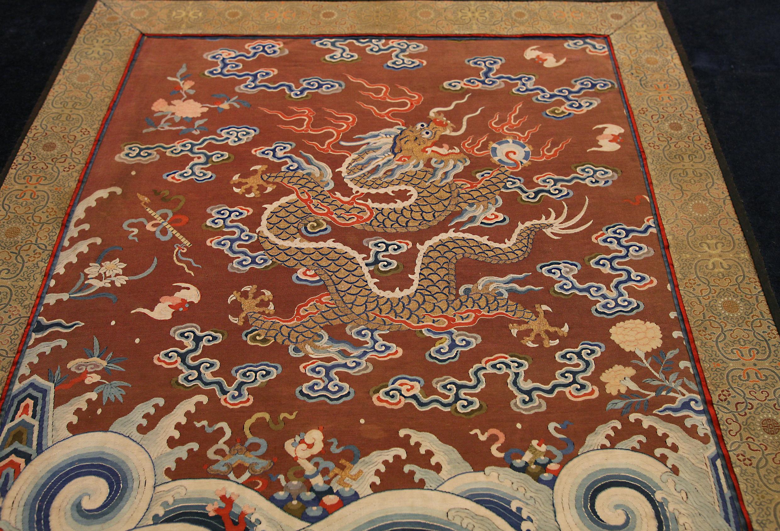 Es handelt sich um ein chinesisches Textil aus kaiserlicher Seide aus dem 18. Jahrhundert, das 79 x 47 cm groß ist. Dieses seltene Exemplar ist in ausgezeichnetem Zustand erhalten und hat seine dramatischen gesättigten Farben beibehalten, die einen