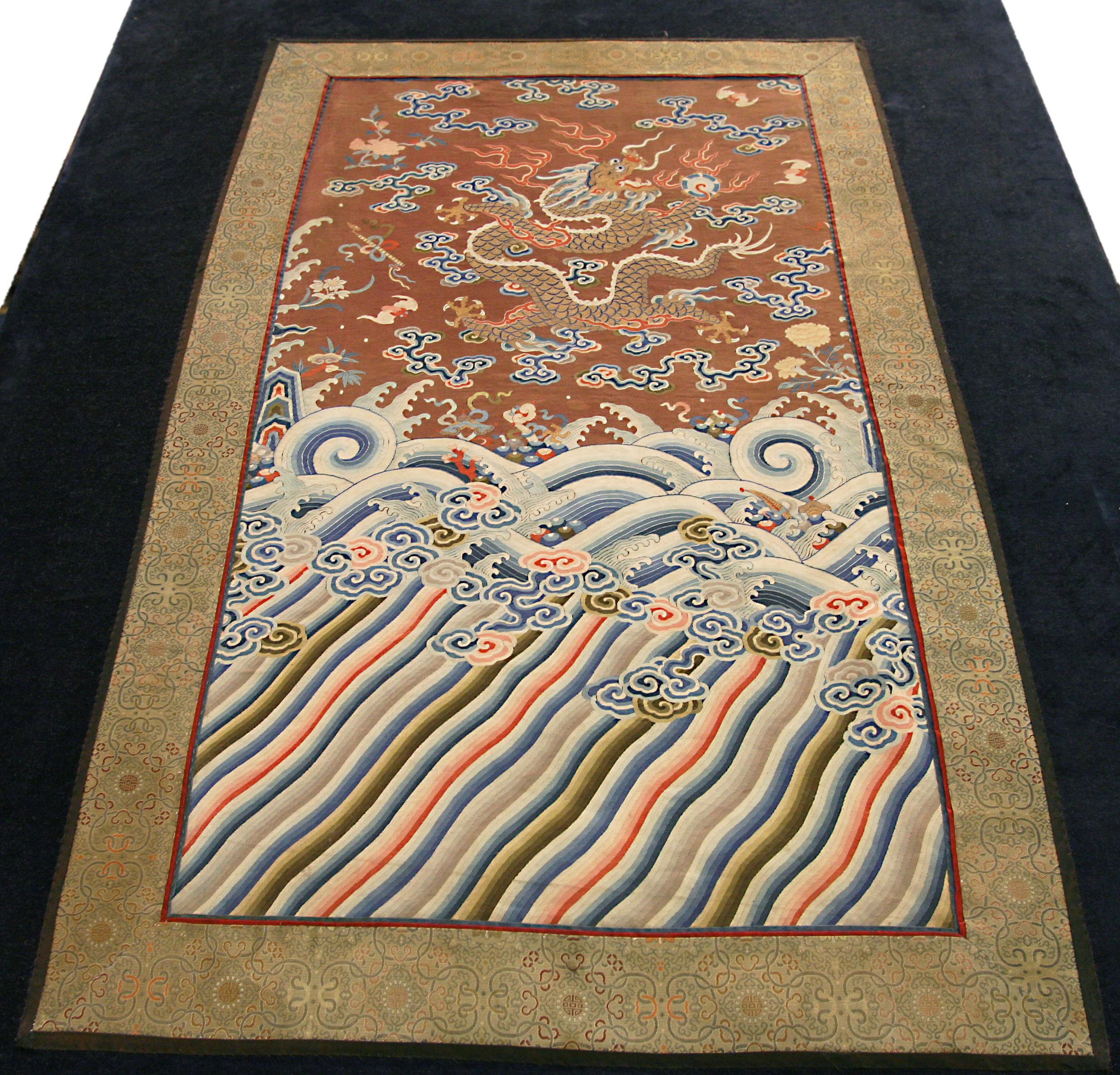 Kaiserlicher Drache mit fünf Klauen Chinesisches Textil 'Seide & Metall', 18. (Handgeknüpft) im Angebot