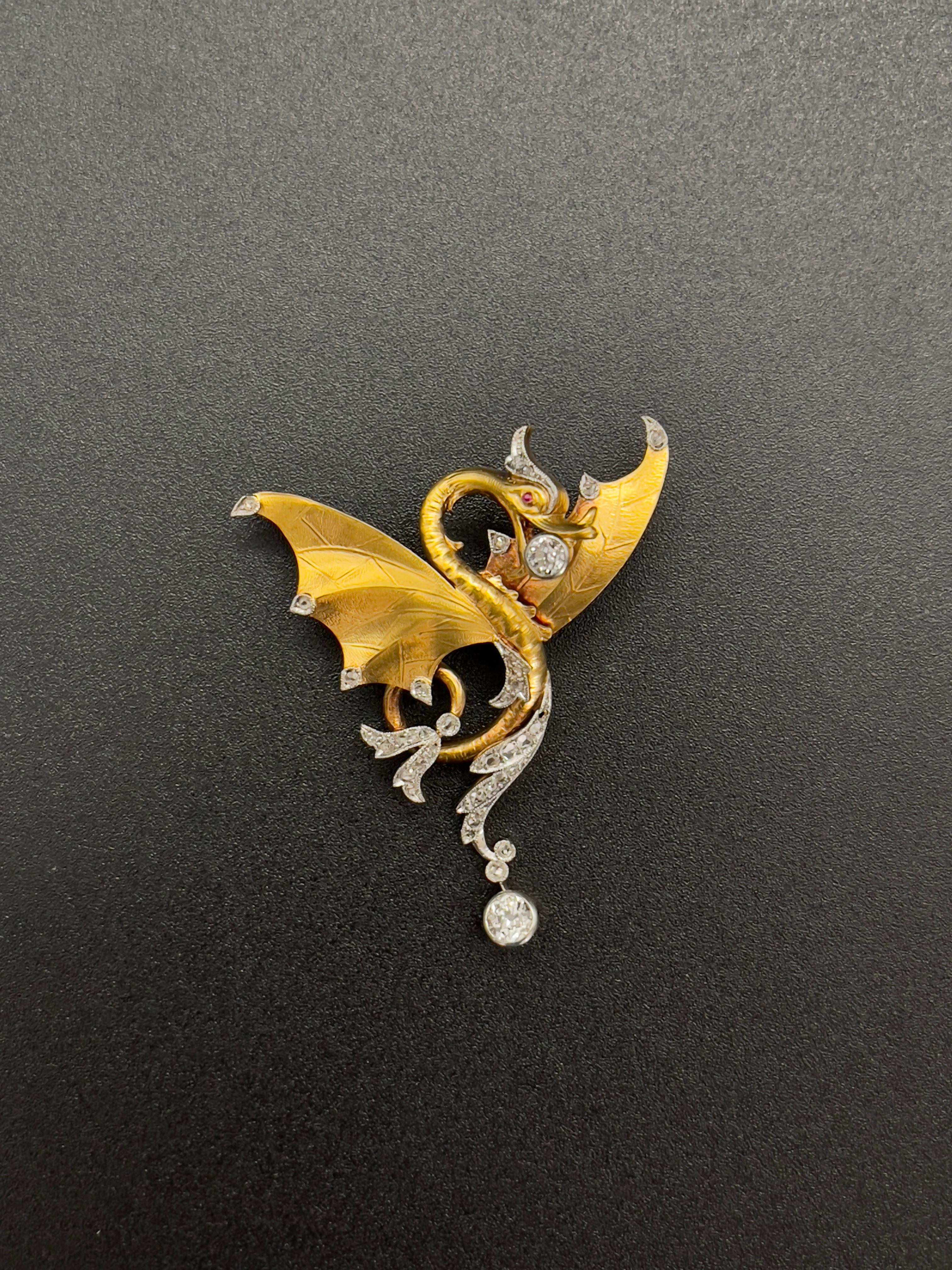 A Breathtaking and Unique - Pendant or Brooch, Imperial Dragon in a Flying pose from the late nineteenth century.

This fabulous mythological creature is artfully designed and rendered in 19.2 Karat Portuguese gold, sparkles with two main brilliant