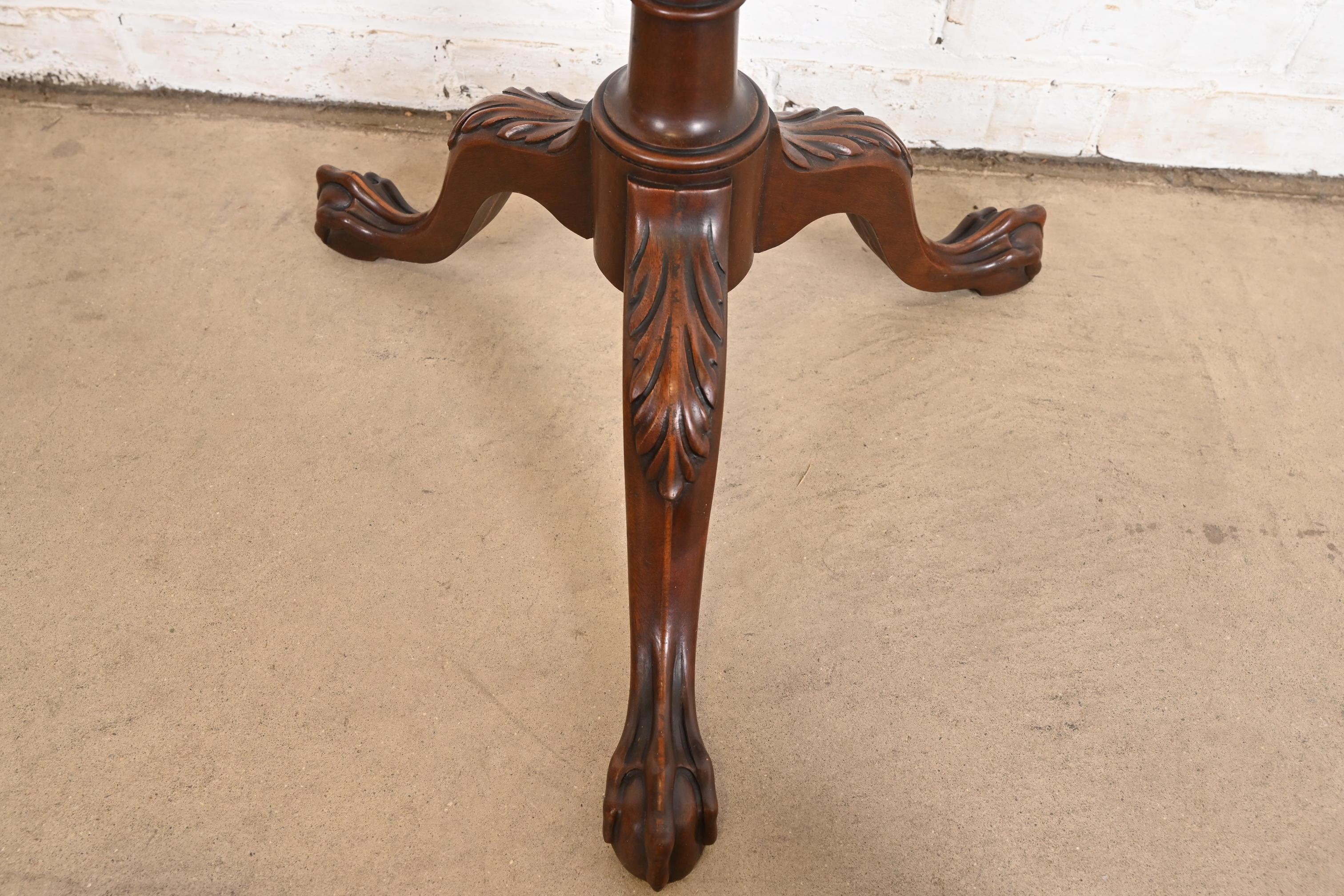Jardineras con pedestal de caoba tallada Imperial Furniture Chippendale, Pareja en venta 4