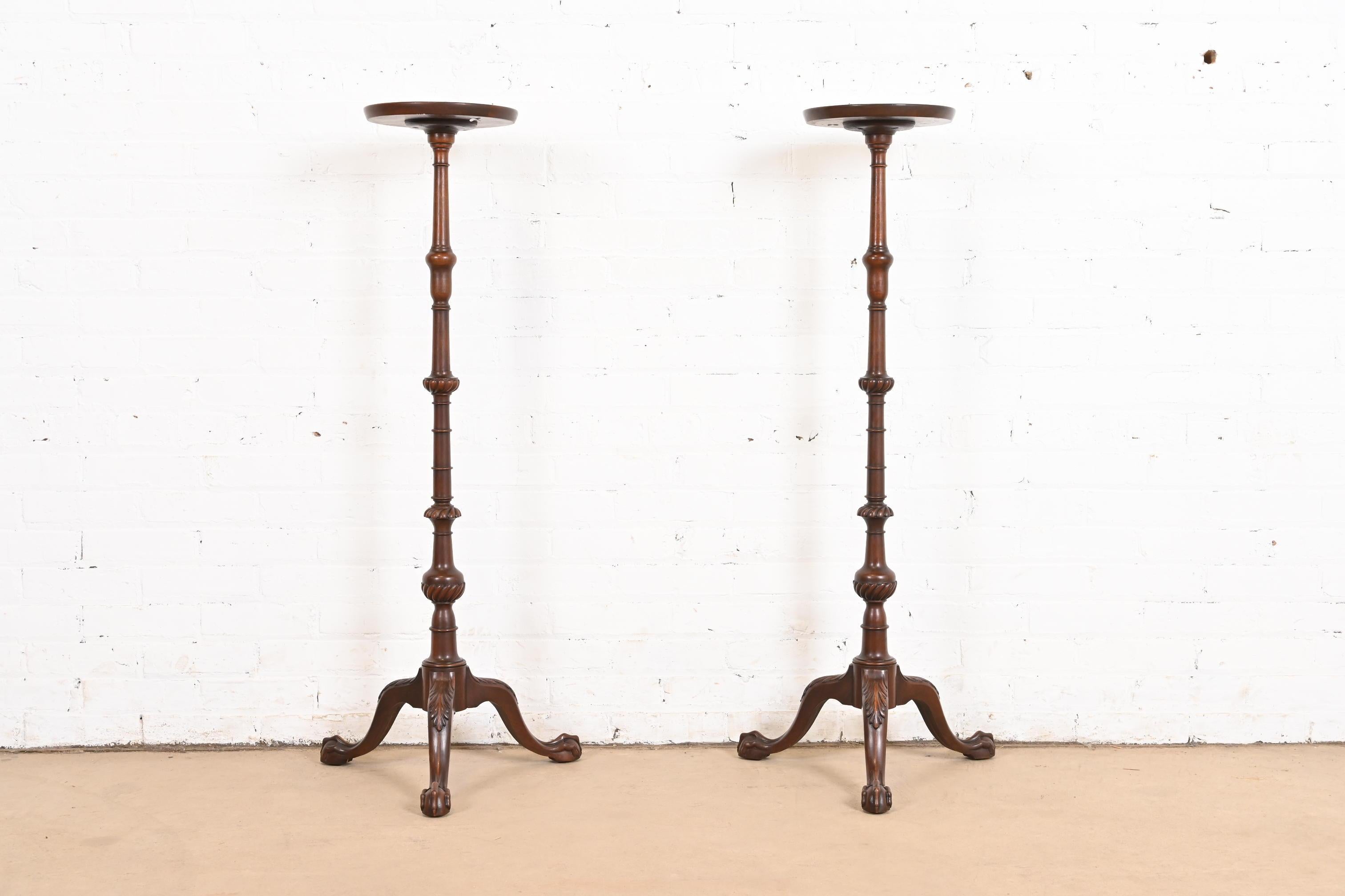 Preciosa pareja de jardineras con pedestal de estilo Chippendale o Georgiano

Por Imperial Furniture de Grand Rapids

EE.UU., alrededor de 1940

Medidas: 18
