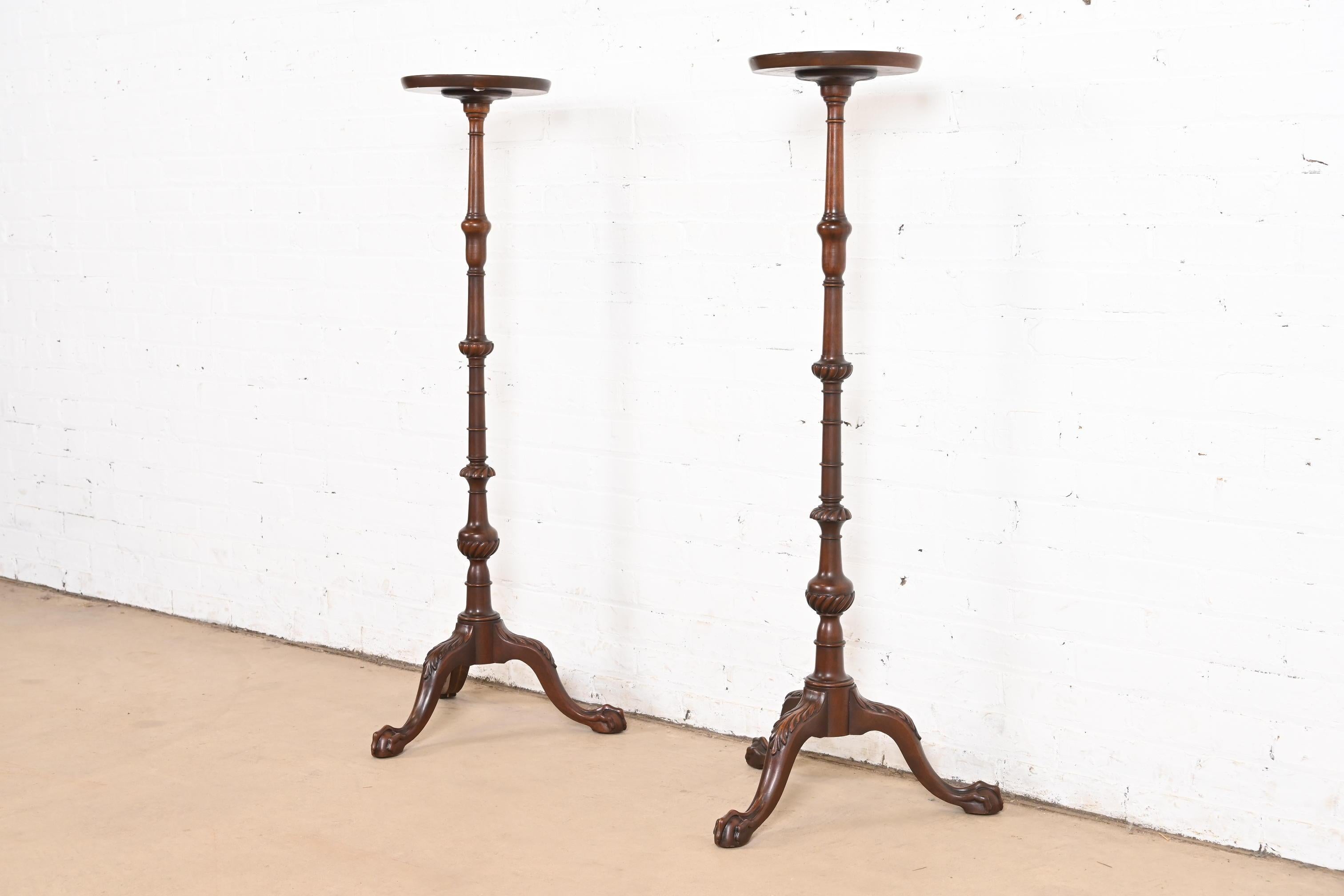 Jardineras con pedestal de caoba tallada Imperial Furniture Chippendale, Pareja en Bueno estado para la venta en South Bend, IN