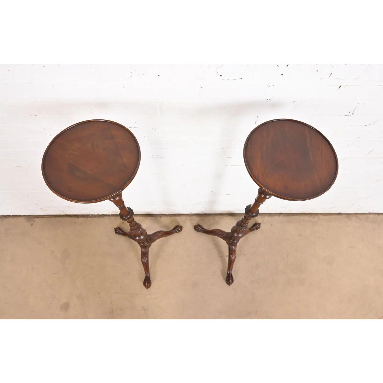 Jardineras con pedestal de caoba tallada Imperial Furniture Chippendale, Pareja Caoba en venta