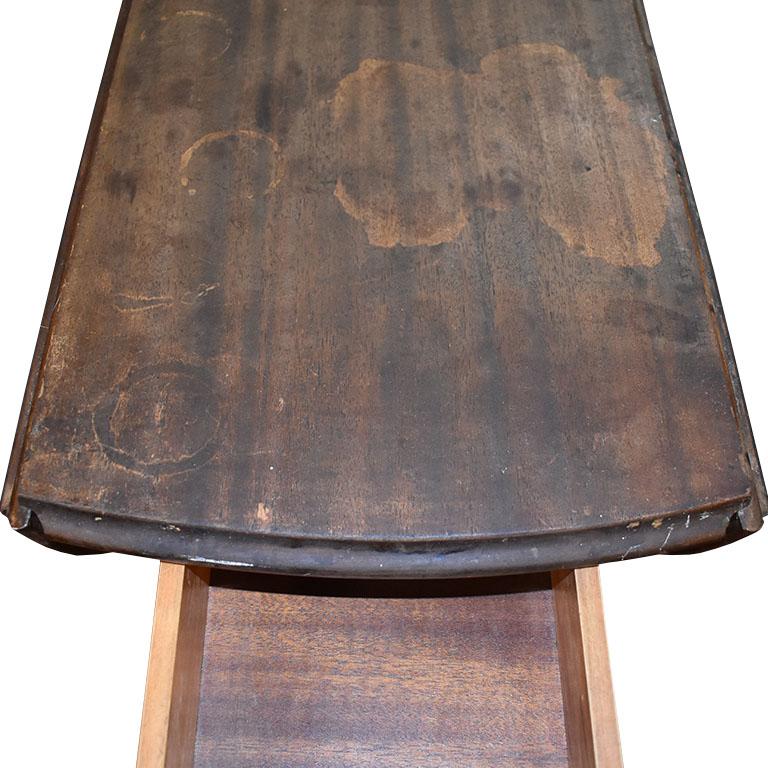 Table d'appoint Imperial Furniture à pieds pliants en bois et pieds tournés avec tiroir Bon état - En vente à Oklahoma City, OK