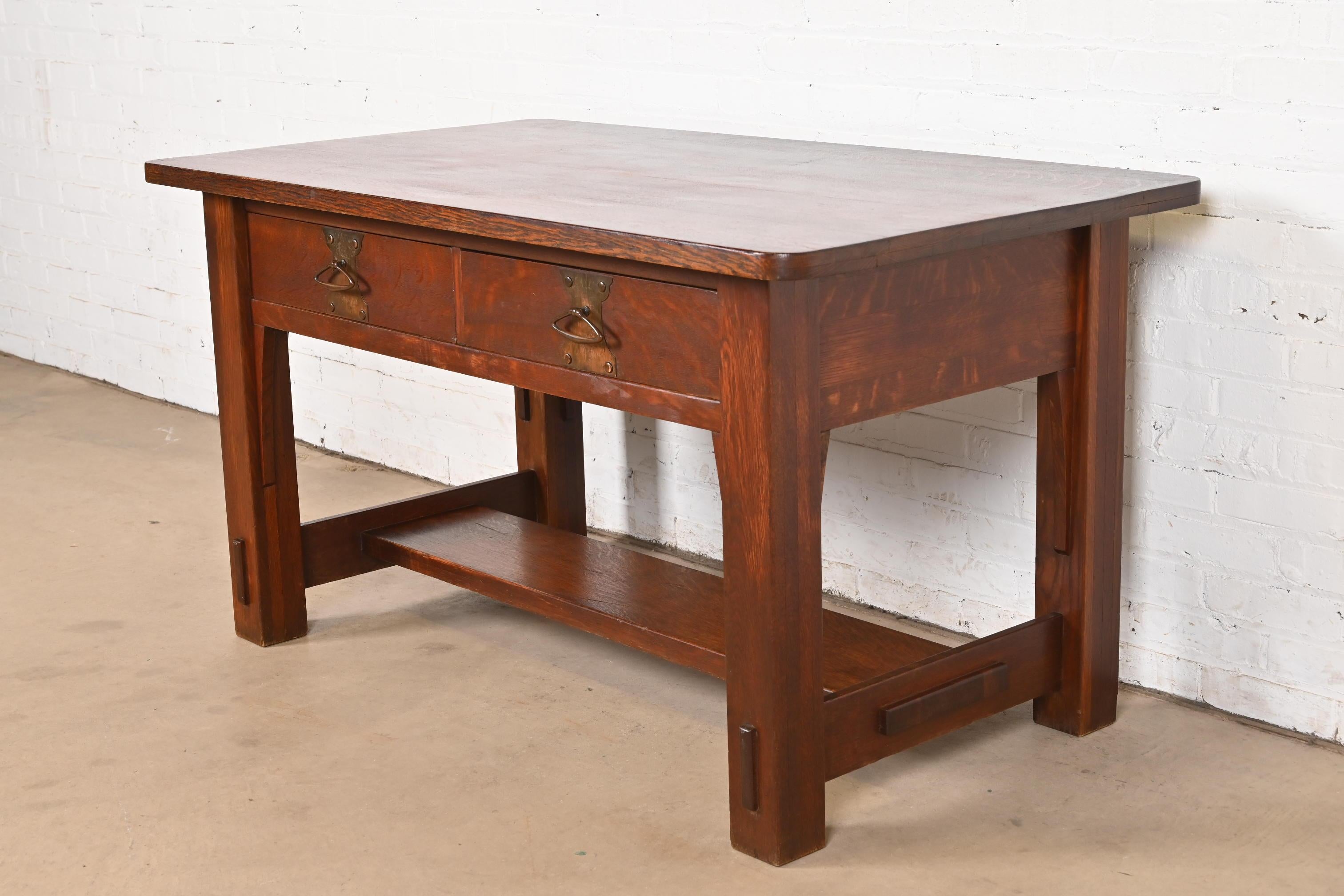 Ein außergewöhnlicher antiker Mission- oder Arts & Crafts-Schreibtisch oder Bibliothekstisch

Nach dem Vorbild von Stickley

Von Imperial Furniture Co.

USA, ca. 1910

Eiche gesägt, mit originalen gehämmerten Kupferbeschlägen.

Maße: 54 