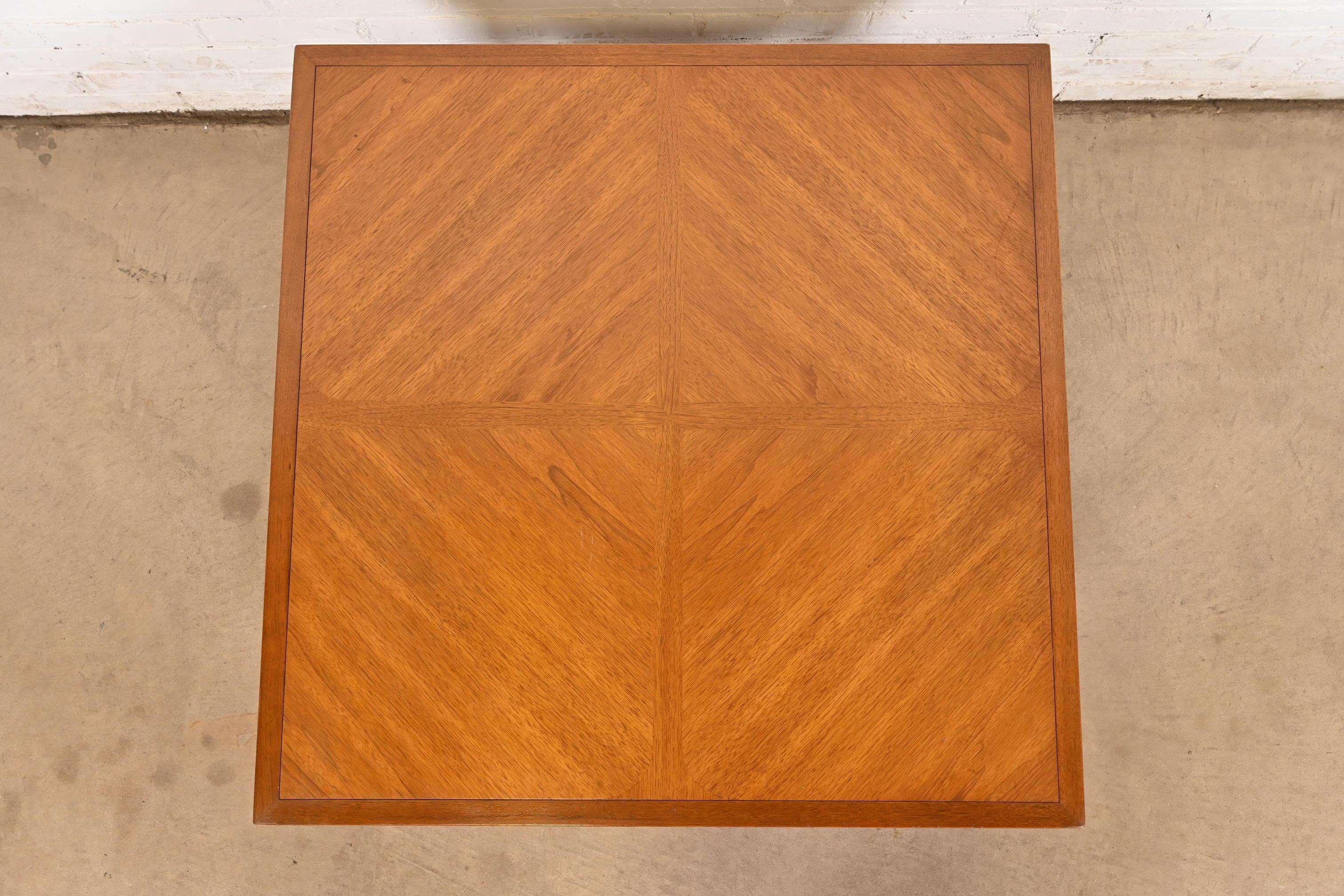 Noyer Imperial Furniture Mid-Century Modern Table basse à deux niveaux en noyer sculpté en vente