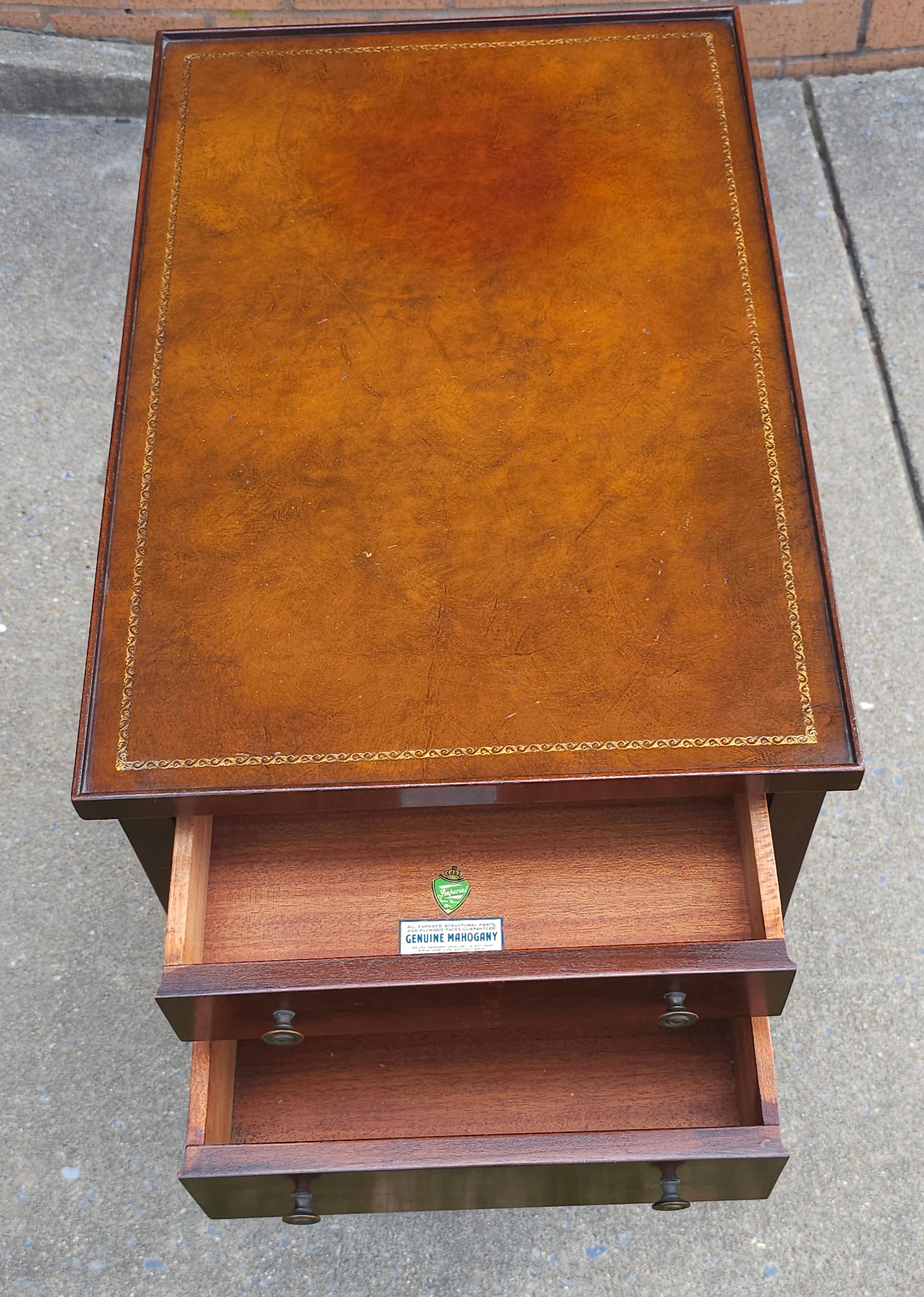 Regency Imperial Furniture Table d'appoint à deux tiroirs en acajou et cuir tolélé en vente