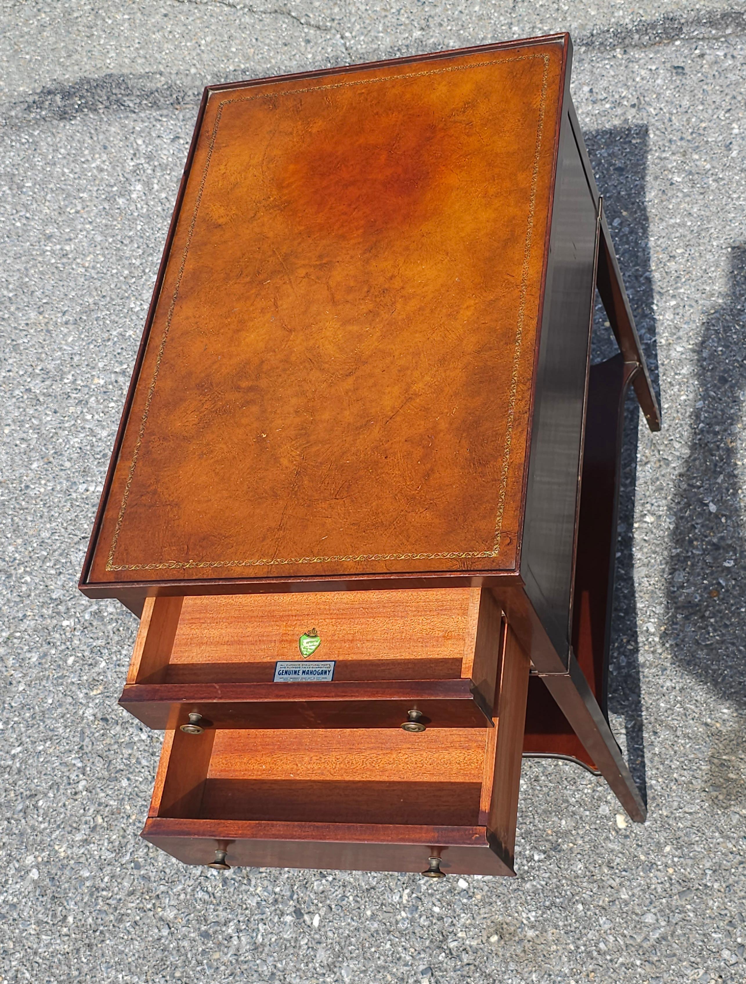 Imperial Furniture Table d'appoint à deux tiroirs en acajou et cuir tolélé en vente 1