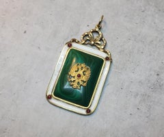 Ciondolo imperiale in smalto dorato con granato di malachite e stemma, 3rd Artel