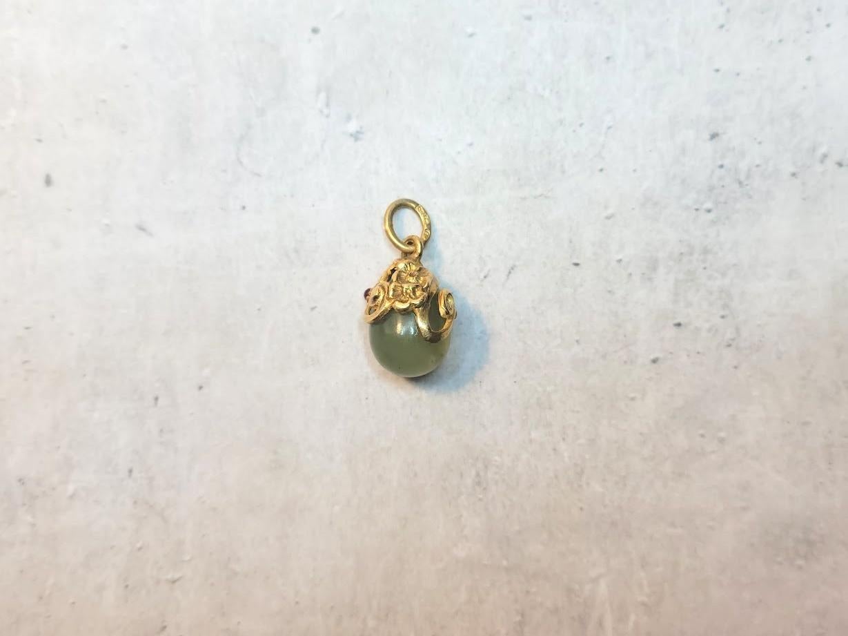 We present an adorable egg pendant in gilt silver with a prehnite stone. The top of the egg is decorated with a gilded asymmetrical floral design with a tiny rhodolite. It is truly an enchanting piece of jewelry.
Behold not just any Russian silver