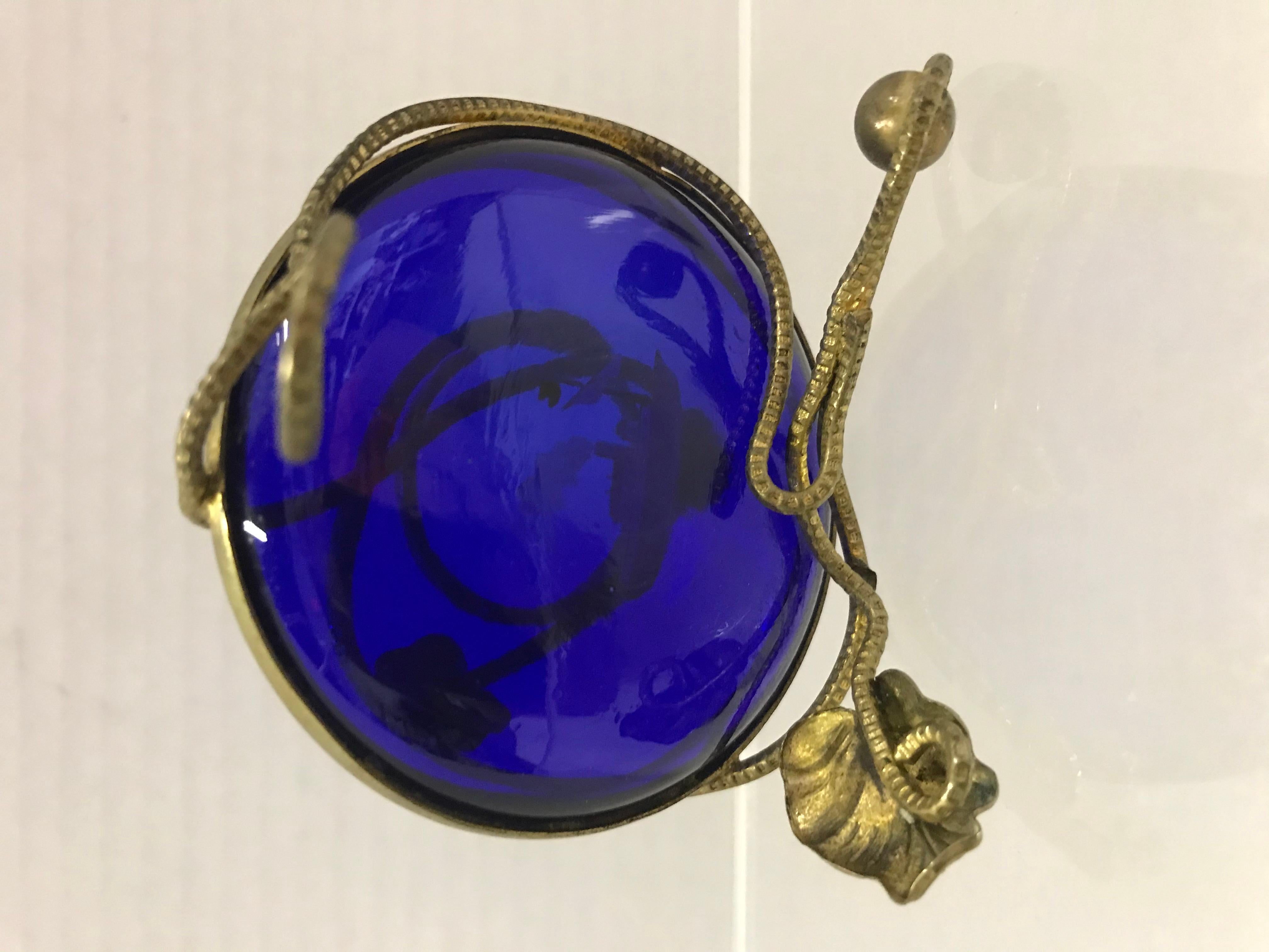 Imperial Glasswork of St. Petersburg 1900s Cobalt Blue Glass Egg on Stand In Good Condition In Miami, FL