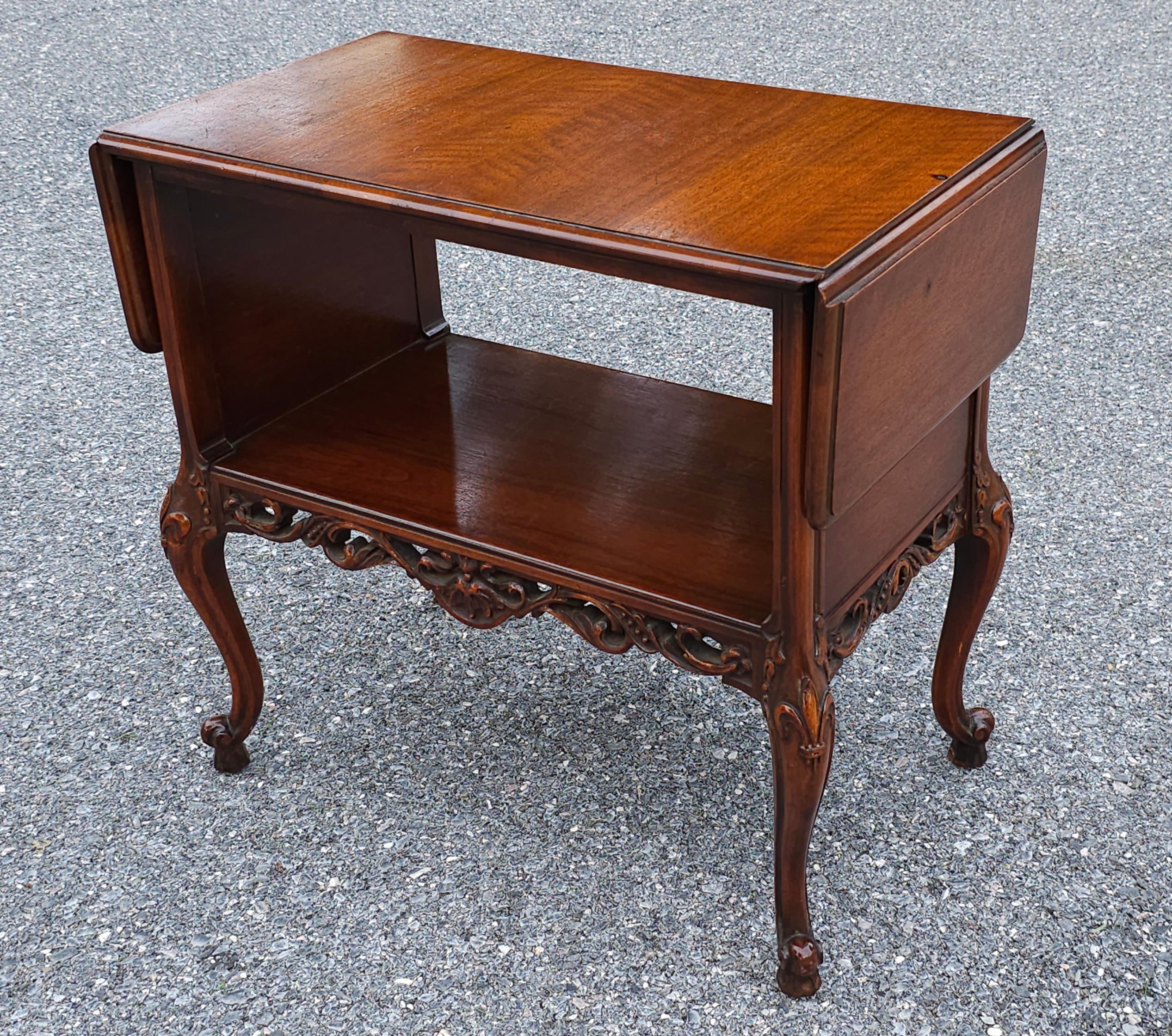 Table d'appoint à feuilles tombantes de style Louis XVI en acajou sculpté de Grand Rapids en vente 4