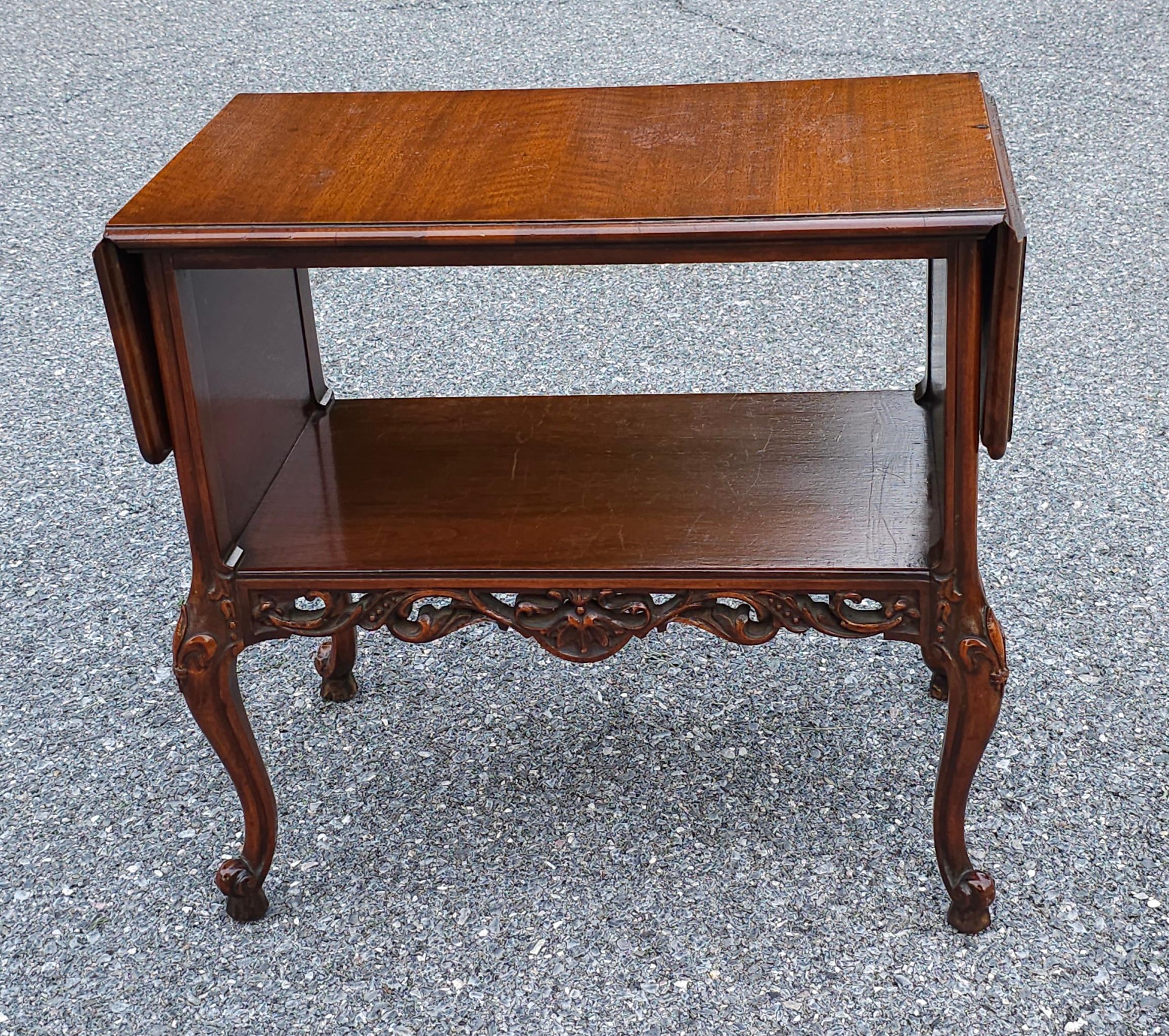 Table d'appoint à feuilles tombantes de style Louis XVI en acajou sculpté de Grand Rapids en vente 5