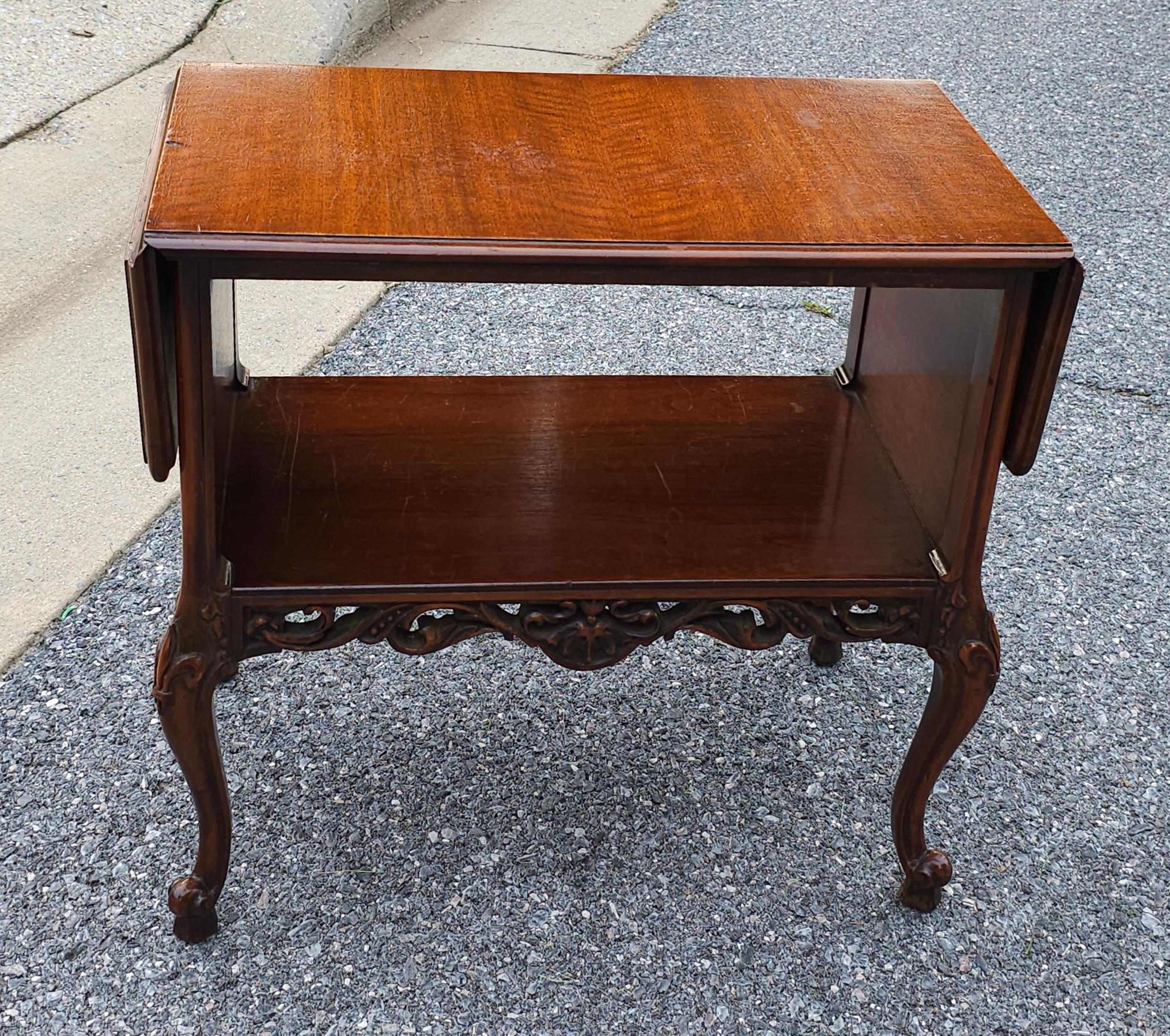 Table d'appoint à feuilles tombantes de style Louis XVI en acajou sculpté de Grand Rapids en vente 6