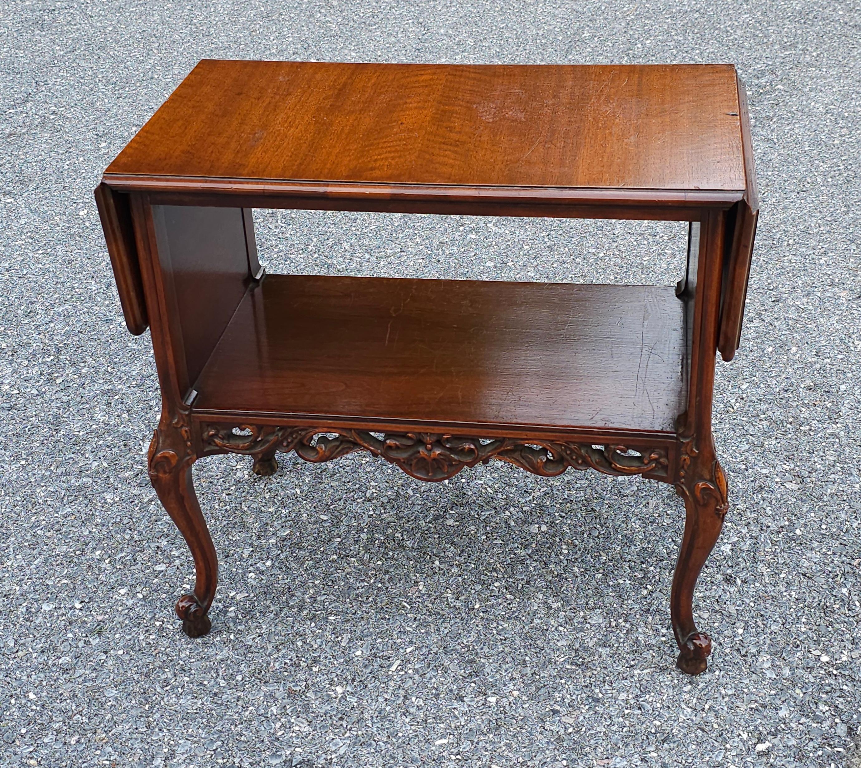 Meuble impérial de Grand Rapids du début du 20e siècle  Table d'appoint en acajou sculpté de style Louis XVI. Mesure 23