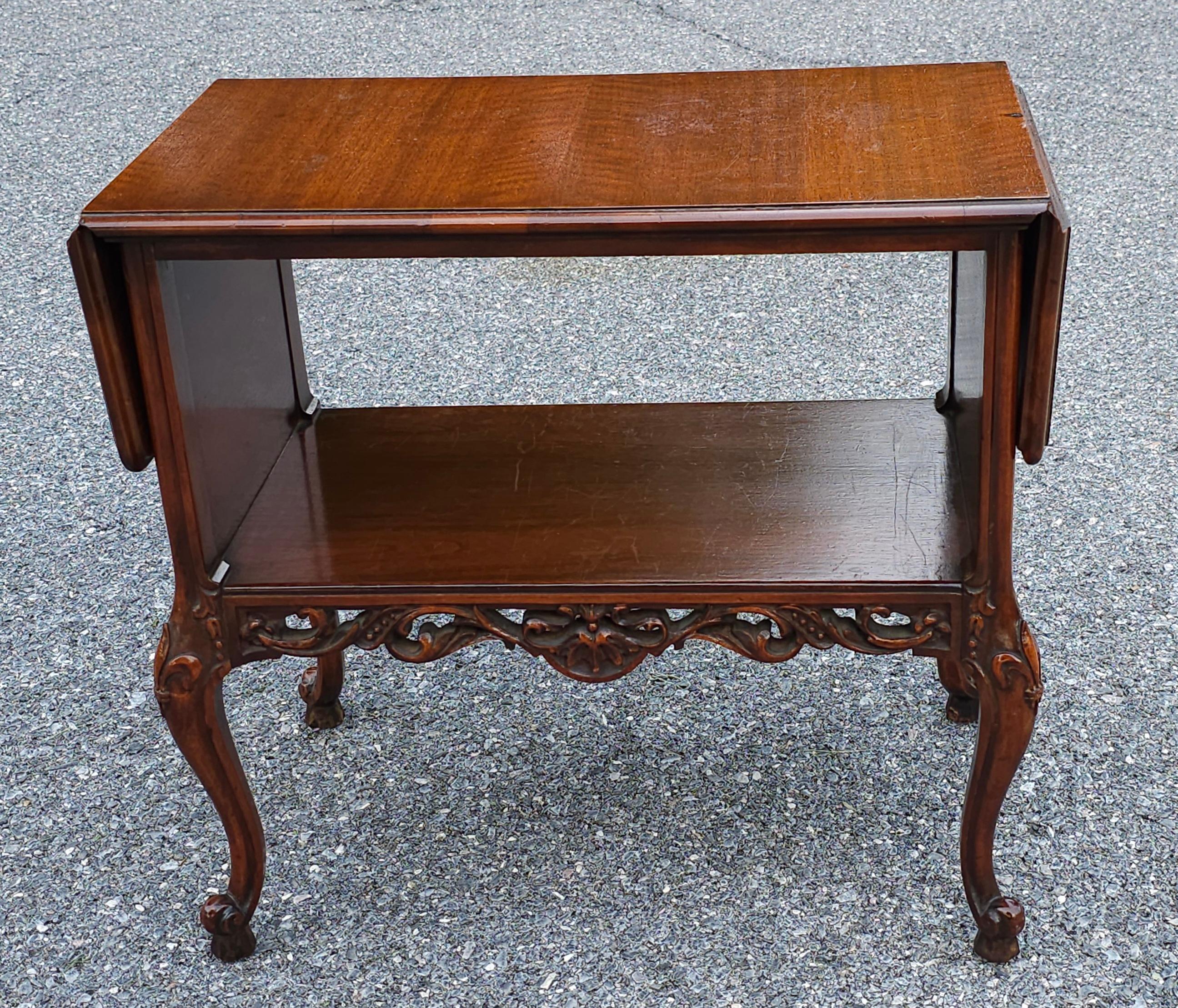 Américain Table d'appoint à feuilles tombantes de style Louis XVI en acajou sculpté de Grand Rapids en vente