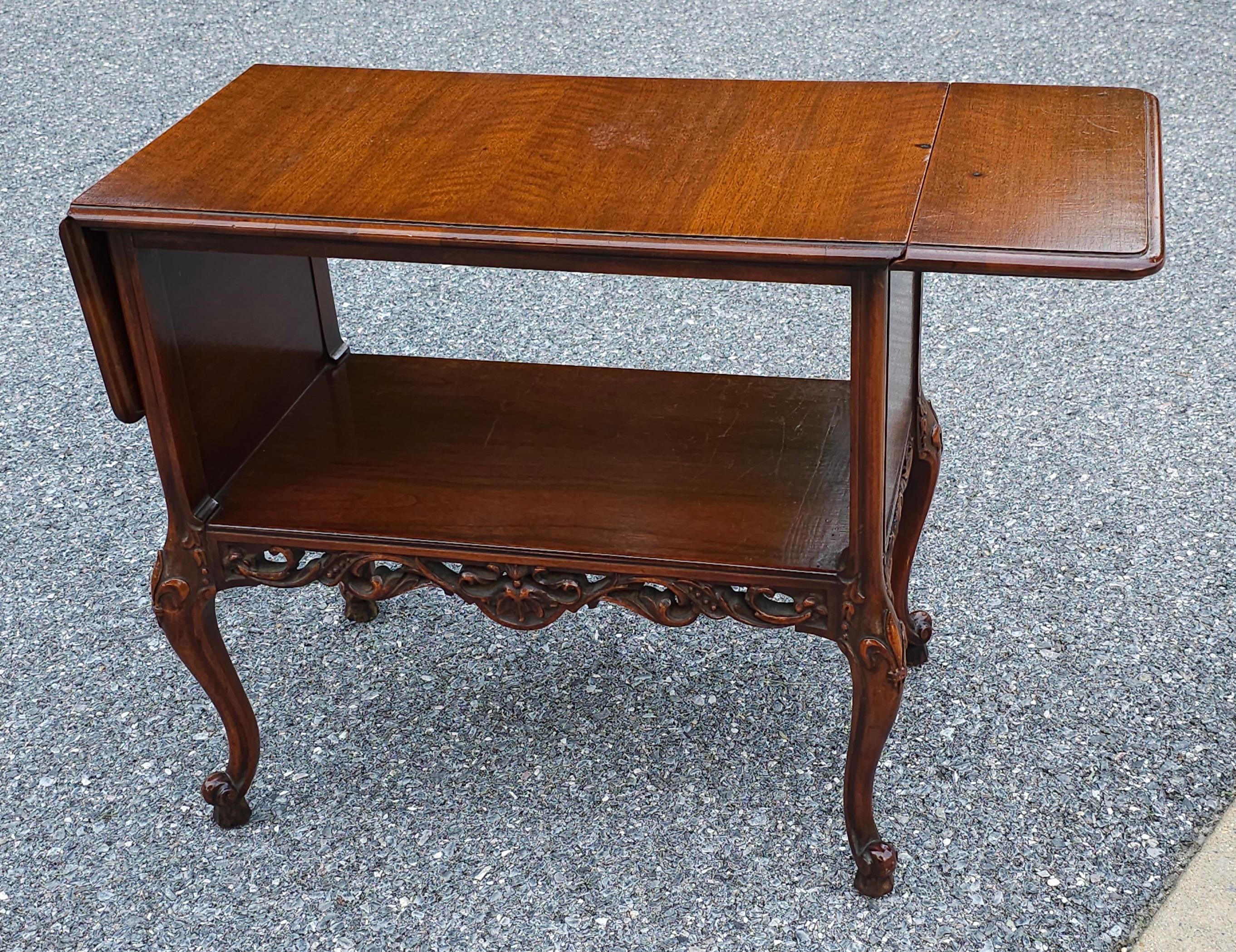 Sculpté Table d'appoint à feuilles tombantes de style Louis XVI en acajou sculpté de Grand Rapids en vente