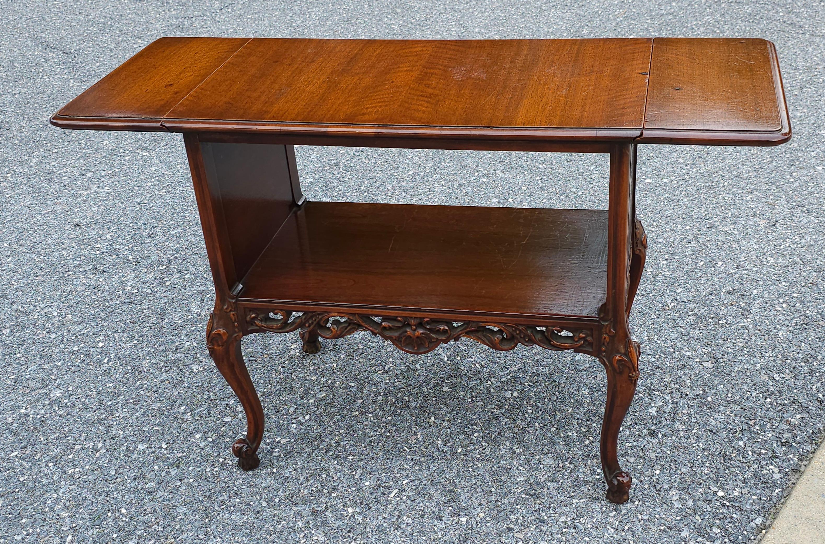 Table d'appoint à feuilles tombantes de style Louis XVI en acajou sculpté de Grand Rapids Bon état - En vente à Germantown, MD