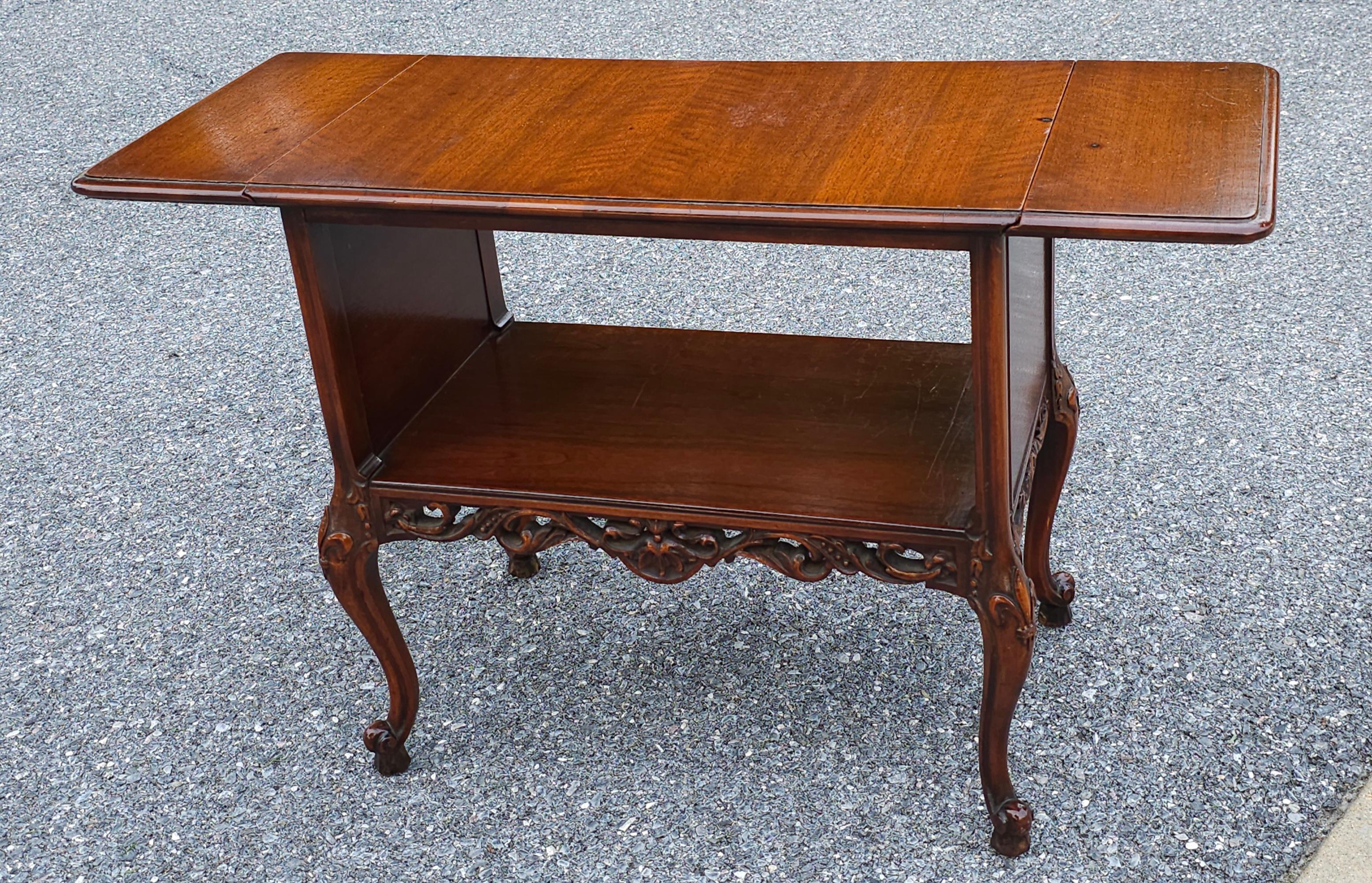 20ième siècle Table d'appoint à feuilles tombantes de style Louis XVI en acajou sculpté de Grand Rapids en vente