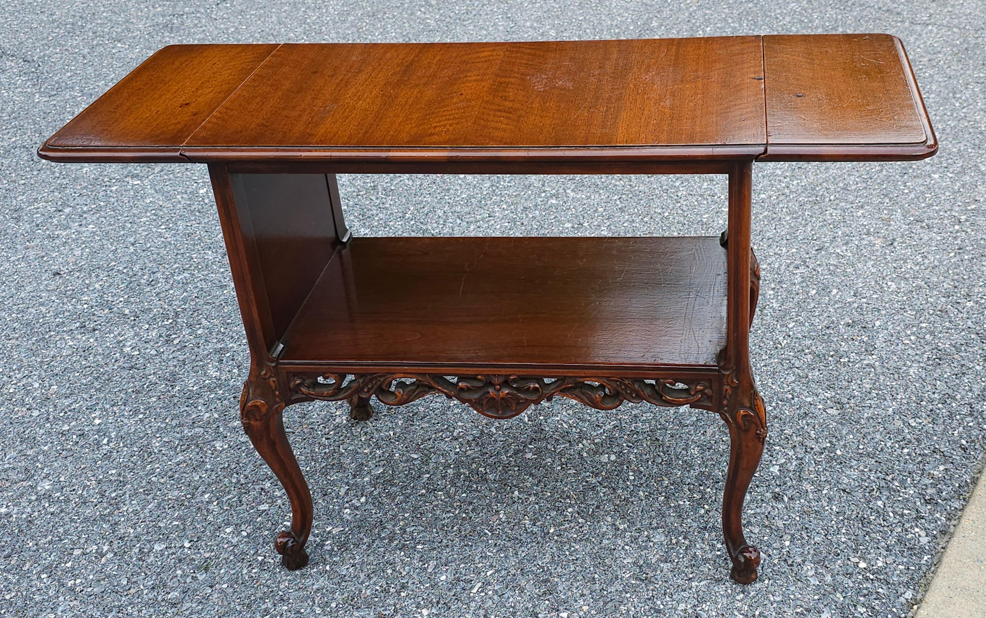 Acajou Table d'appoint à feuilles tombantes de style Louis XVI en acajou sculpté de Grand Rapids en vente