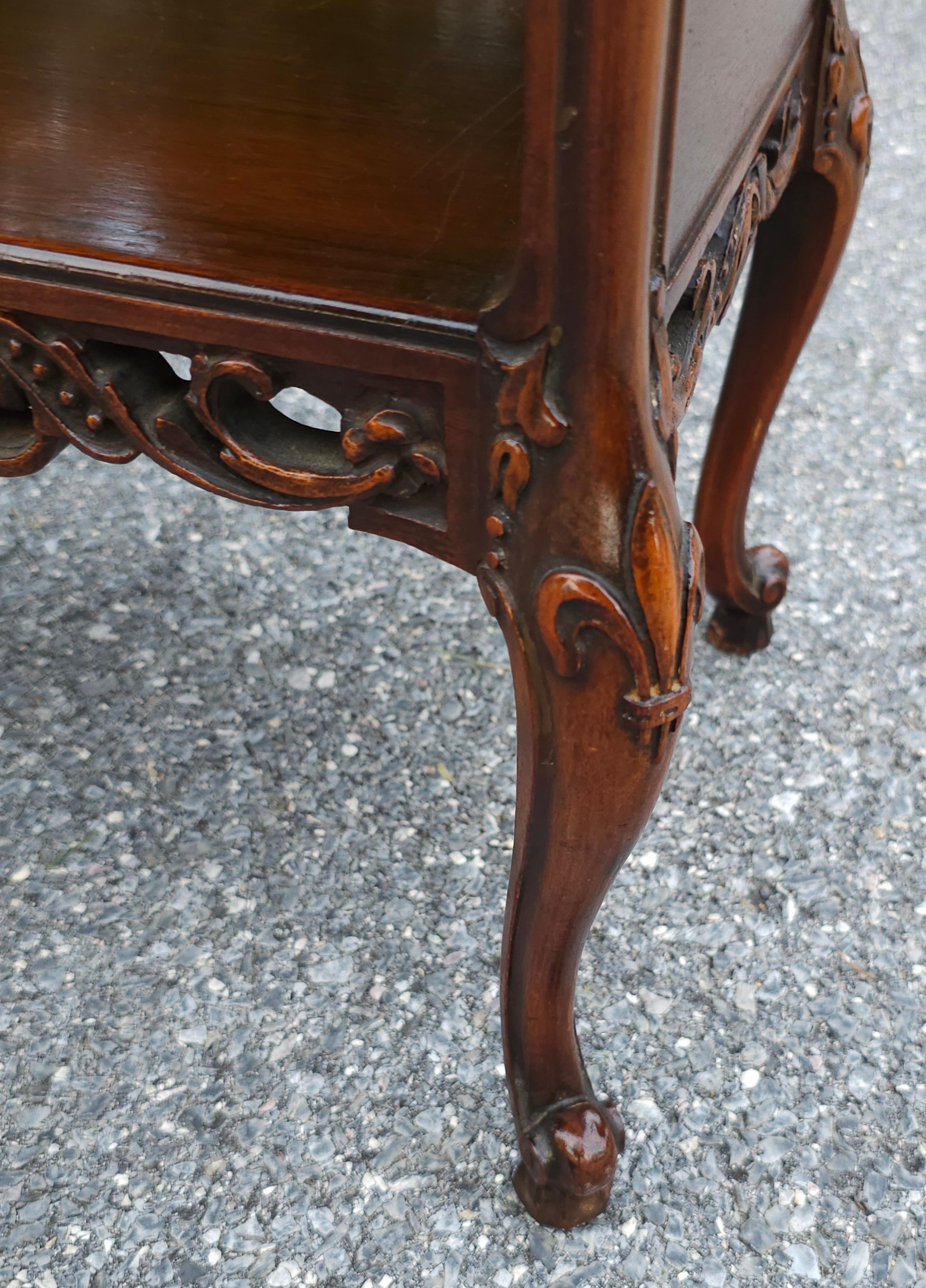 Table d'appoint à feuilles tombantes de style Louis XVI en acajou sculpté de Grand Rapids en vente 1