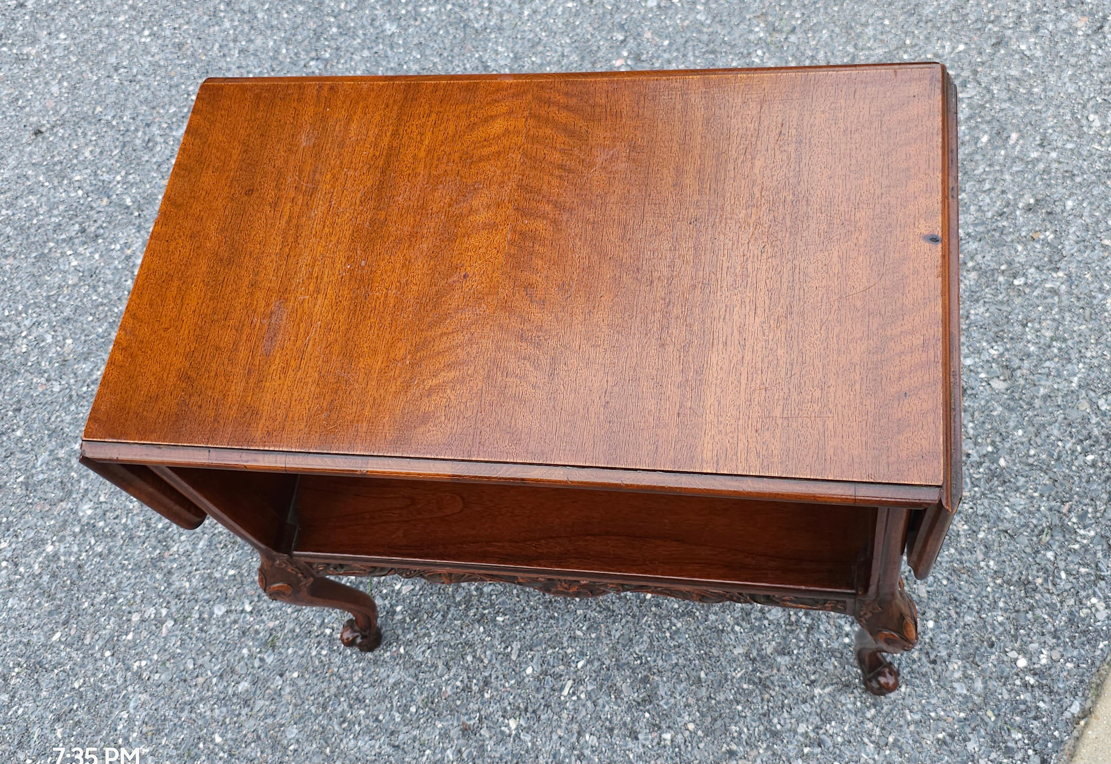 Table d'appoint à feuilles tombantes de style Louis XVI en acajou sculpté de Grand Rapids en vente 2
