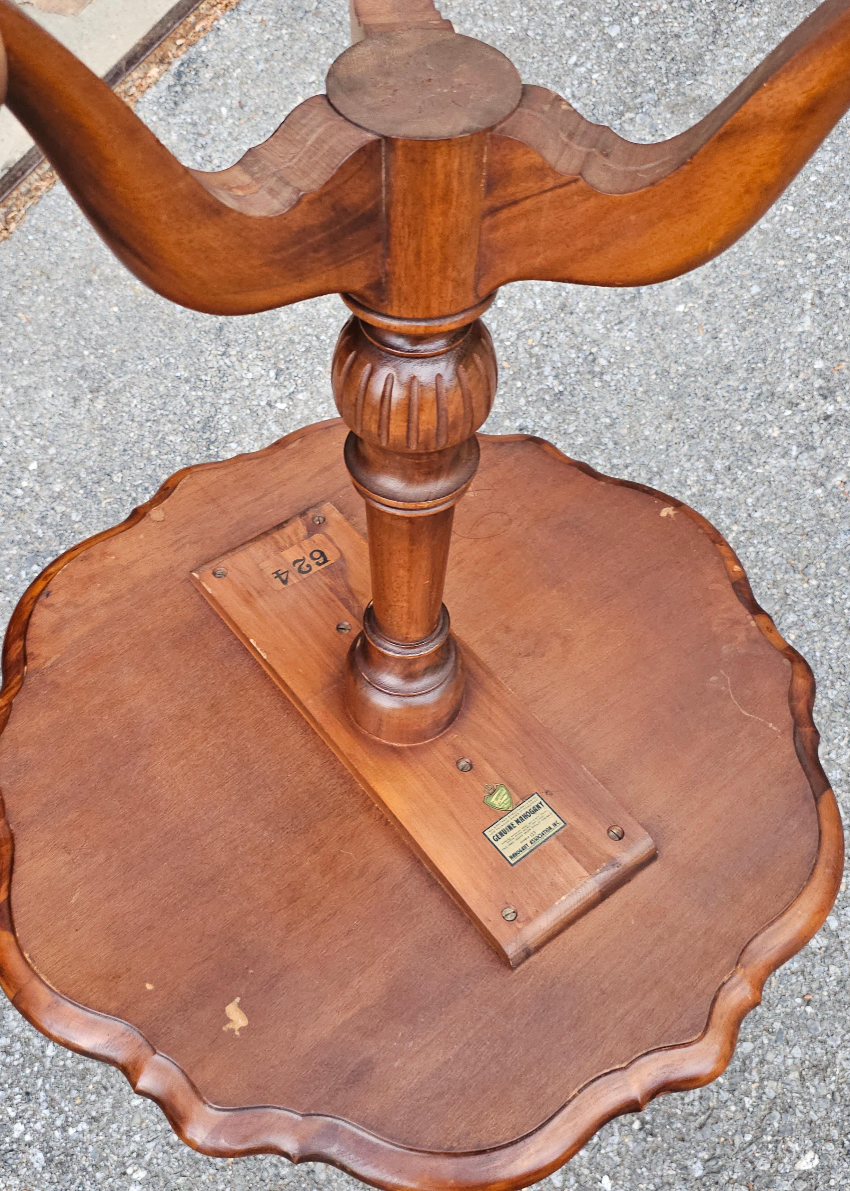 Mesa de Té Imperial Grand Rapids Magogany Pedestal Tripode Pie Crust en venta 2