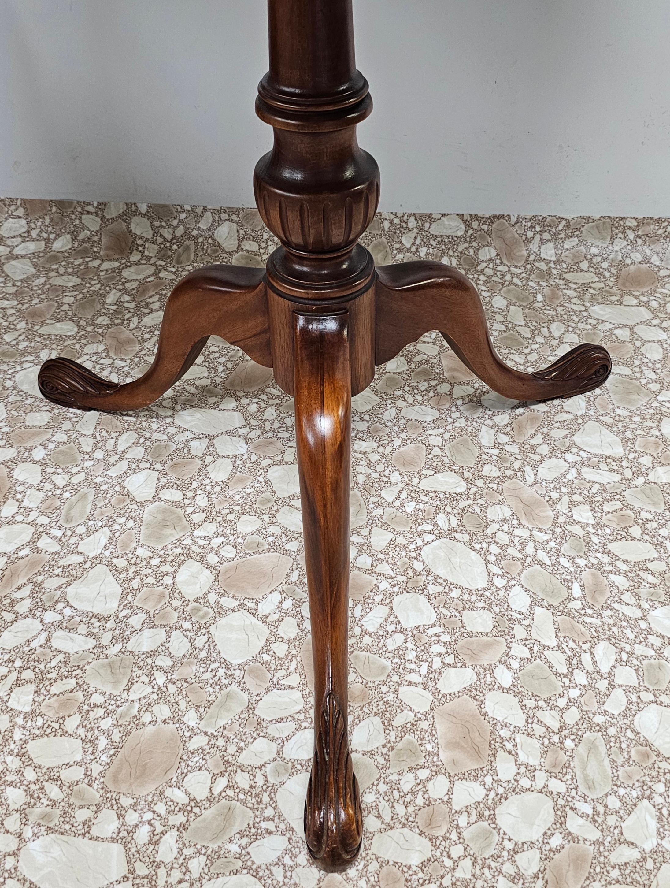 Mesa de Té Imperial Grand Rapids Magogany Pedestal Tripode Pie Crust en venta 3
