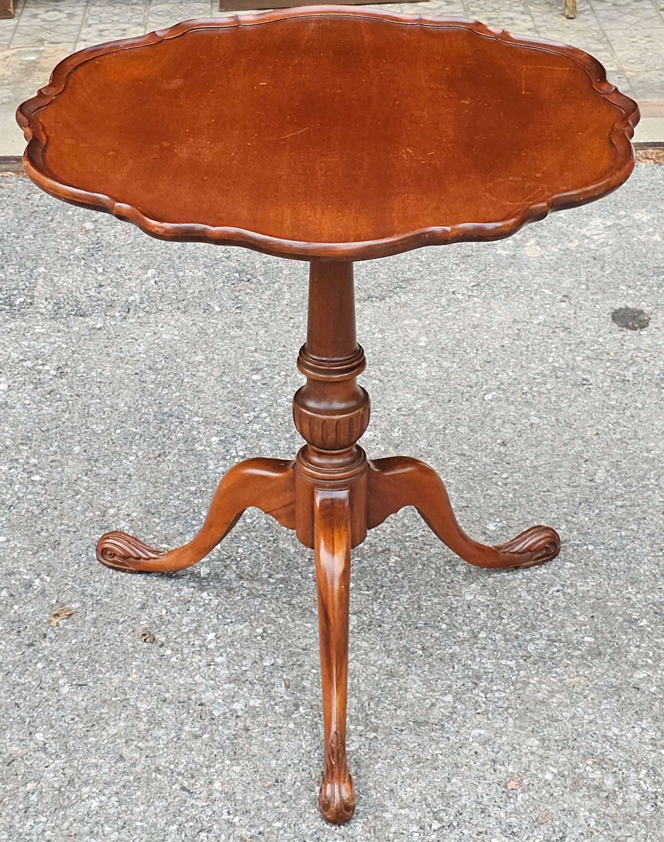 Una mesa de té o centro de mesa Imperial Firniture Grand Rapids Magogany Pedestal Tripod Pie Crust de mediados del siglo XX.
Mide 28