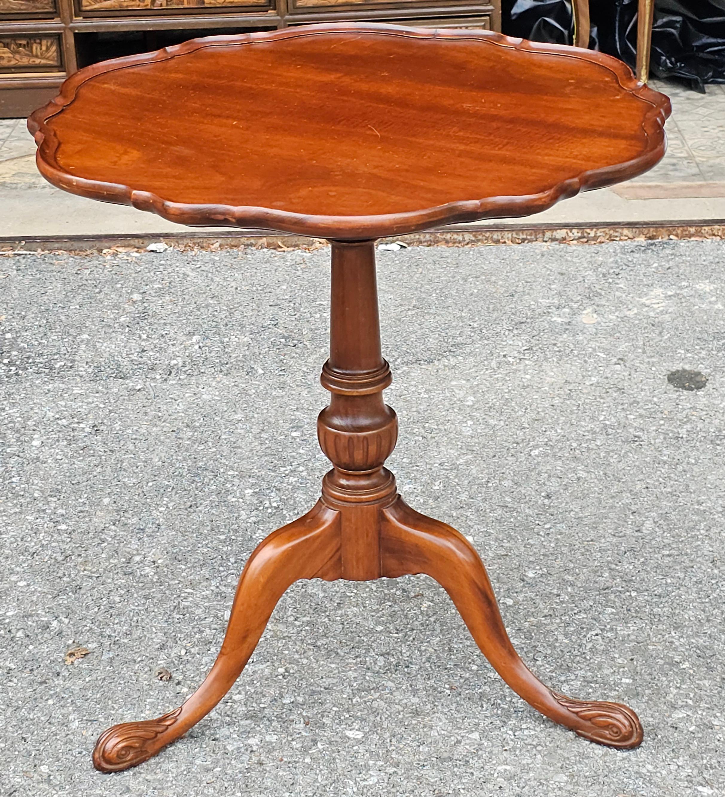 Mesa de Té Imperial Grand Rapids Magogany Pedestal Tripode Pie Crust Estadounidense en venta