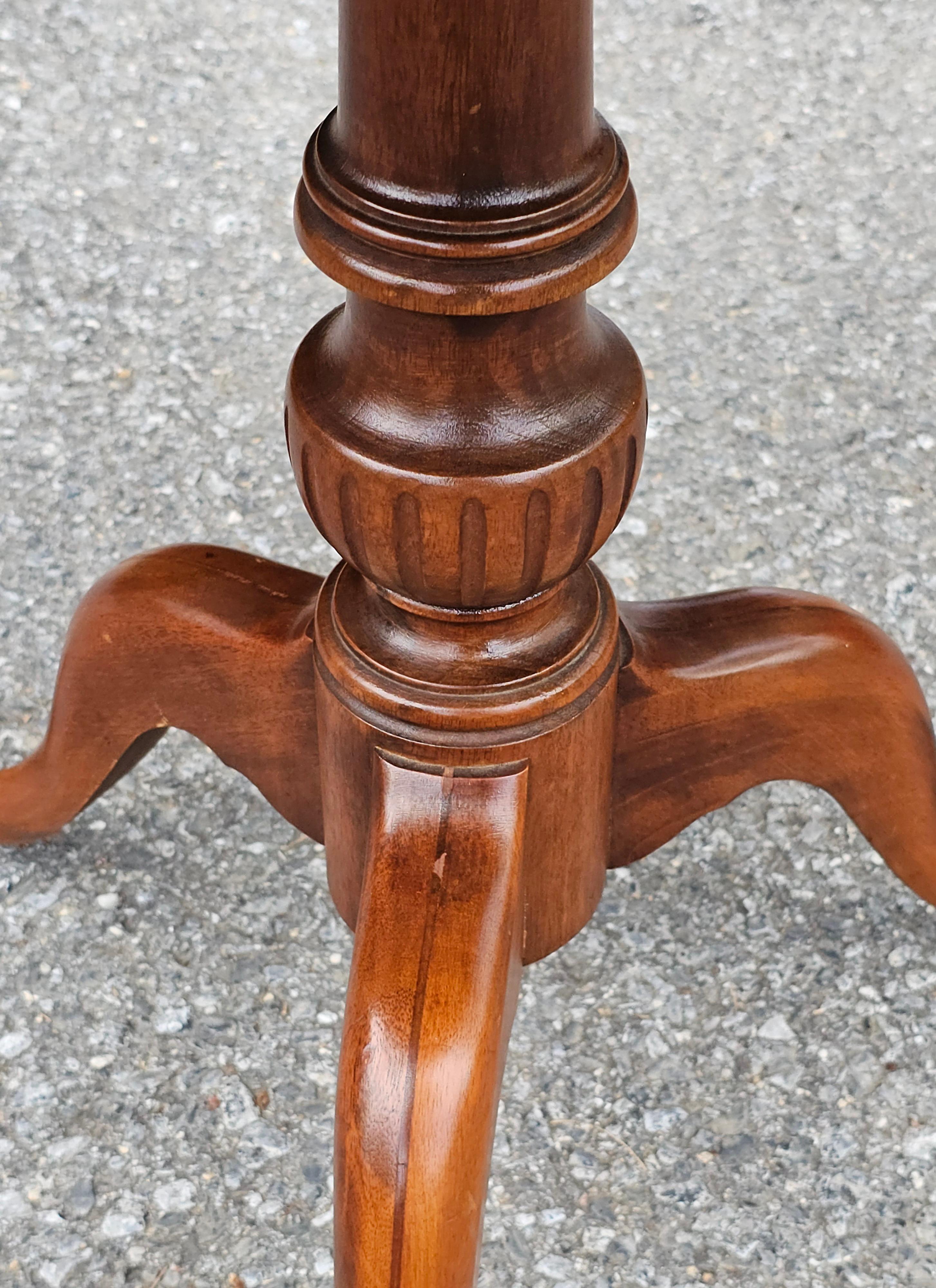 Mesa de Té Imperial Grand Rapids Magogany Pedestal Tripode Pie Crust Manchado en venta
