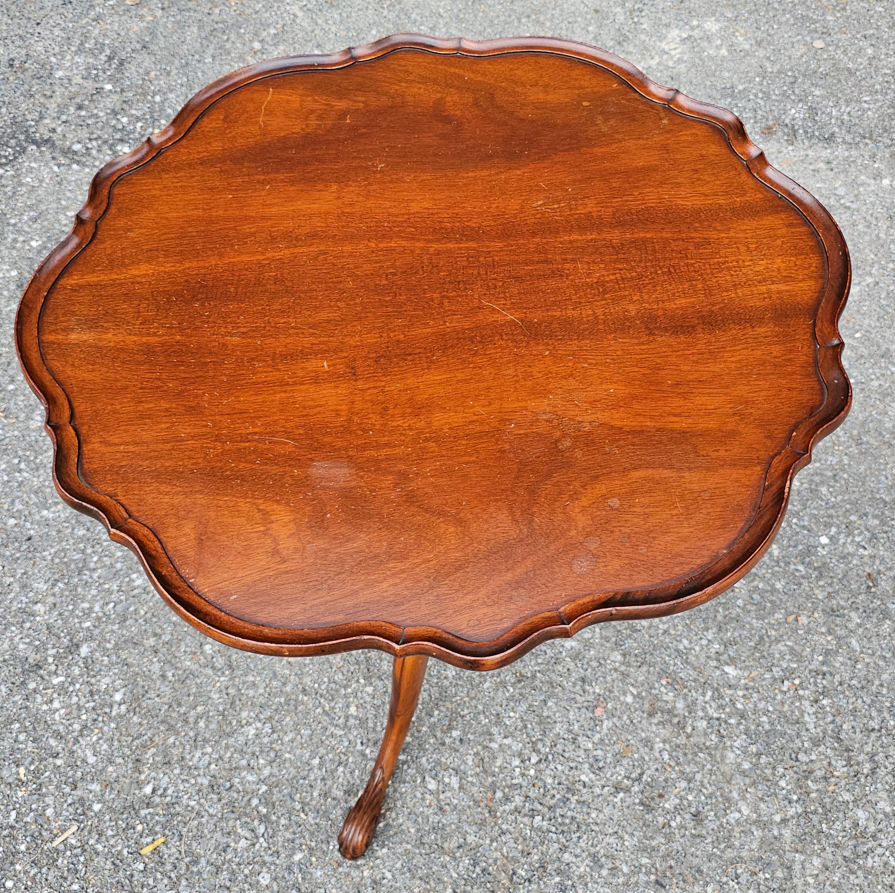 Mesa de Té Imperial Grand Rapids Magogany Pedestal Tripode Pie Crust siglo XX en venta
