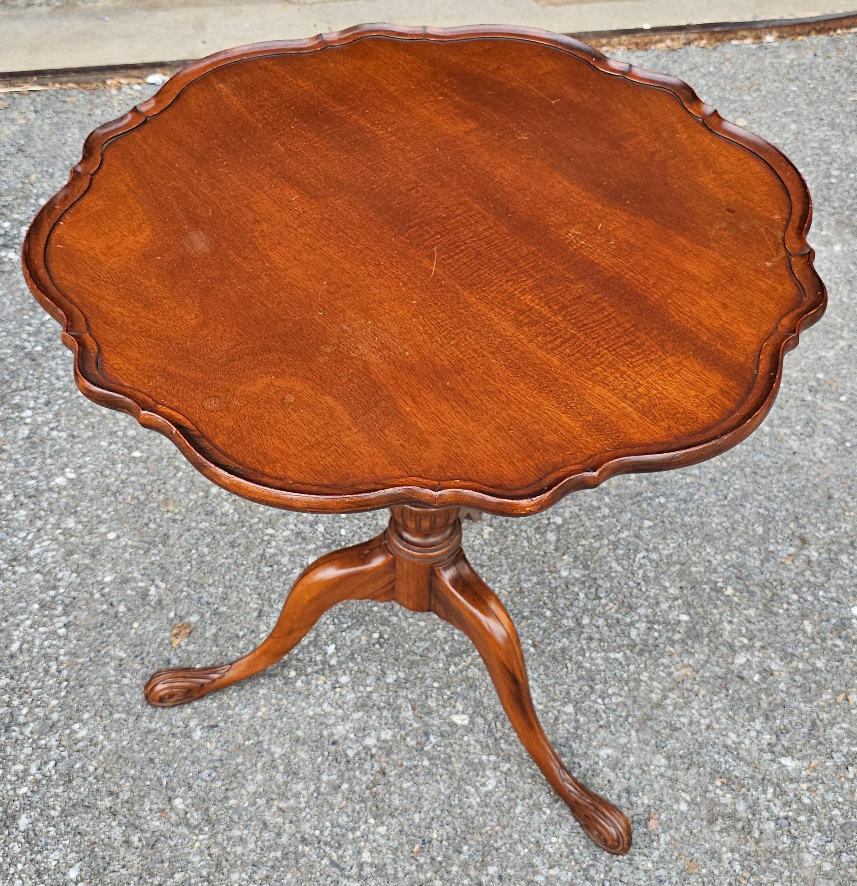 Mesa de Té Imperial Grand Rapids Magogany Pedestal Tripode Pie Crust Caoba en venta