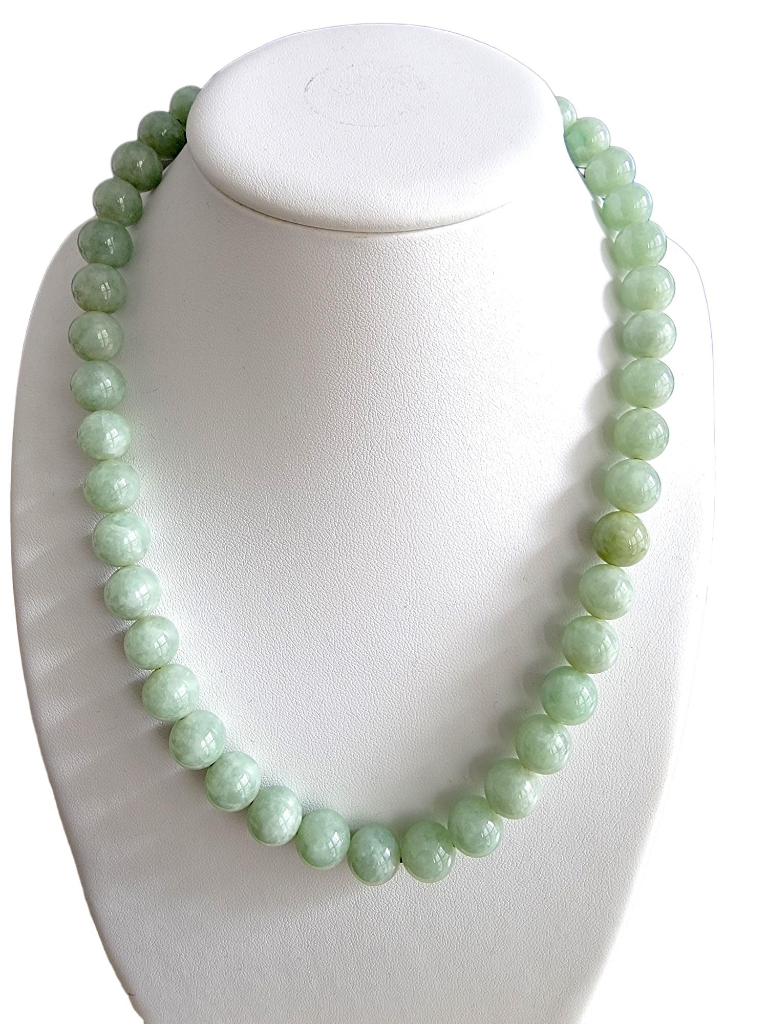 Women's or Men's Imperial Green Burmese A-Jade Beaded Necklace (10mm Each x 42 beads) 10001 For Sale
