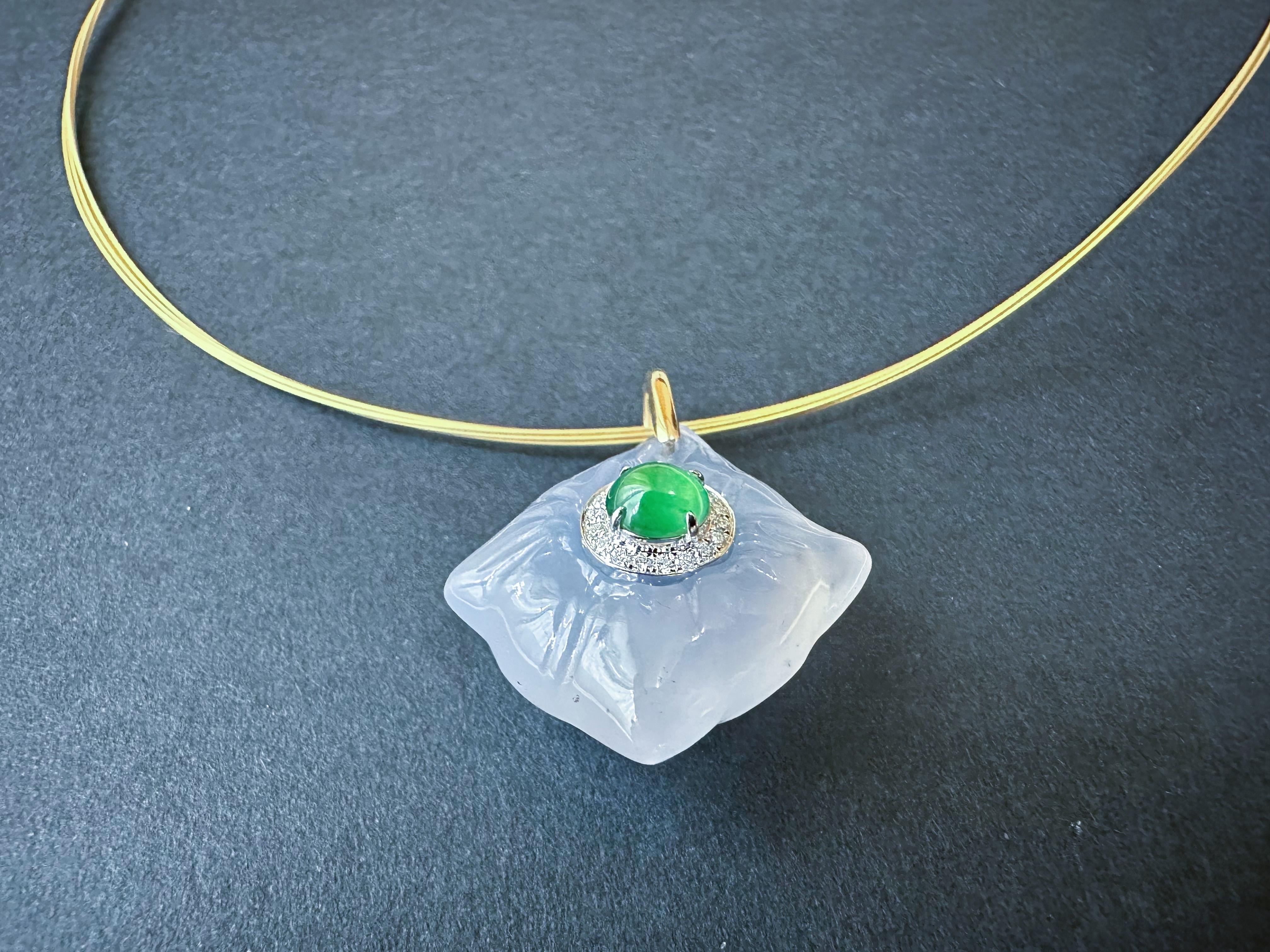 Pendentif impérial en or 18 carats, jadéite verte et agate blanche en vente 4