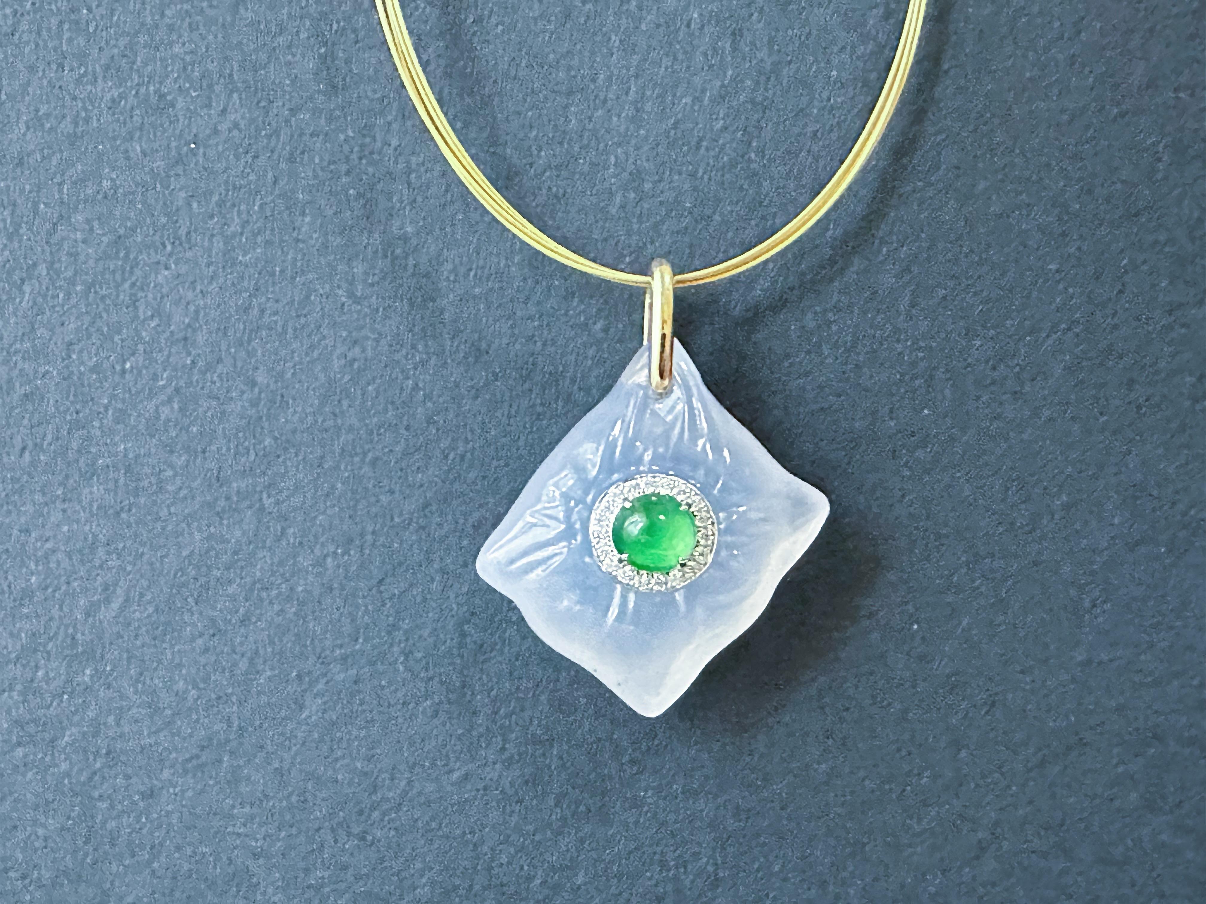 Pendentif impérial en or 18 carats, jadéite verte et agate blanche en vente 5