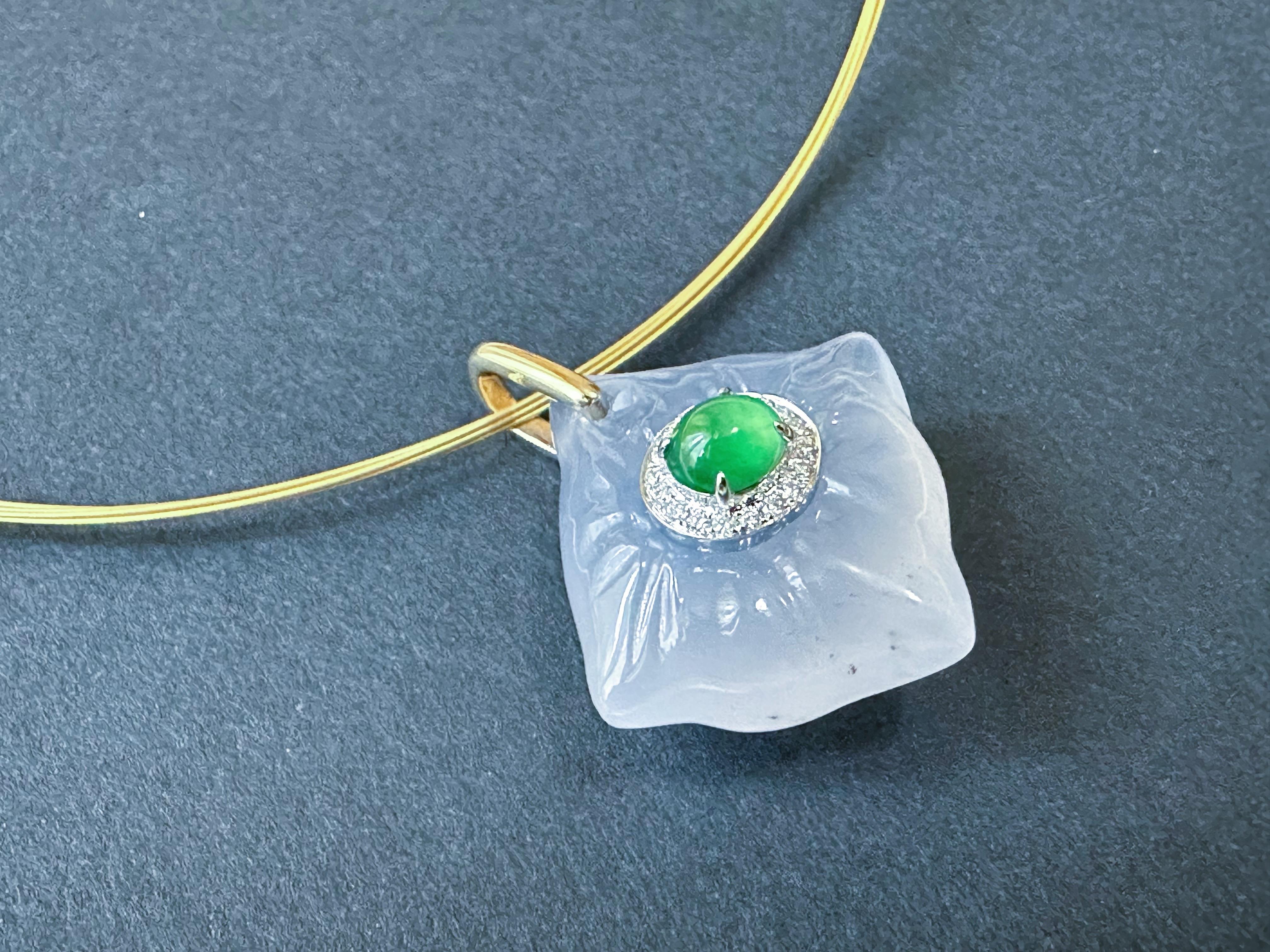 Pendentif impérial en or 18 carats, jadéite verte et agate blanche en vente 7