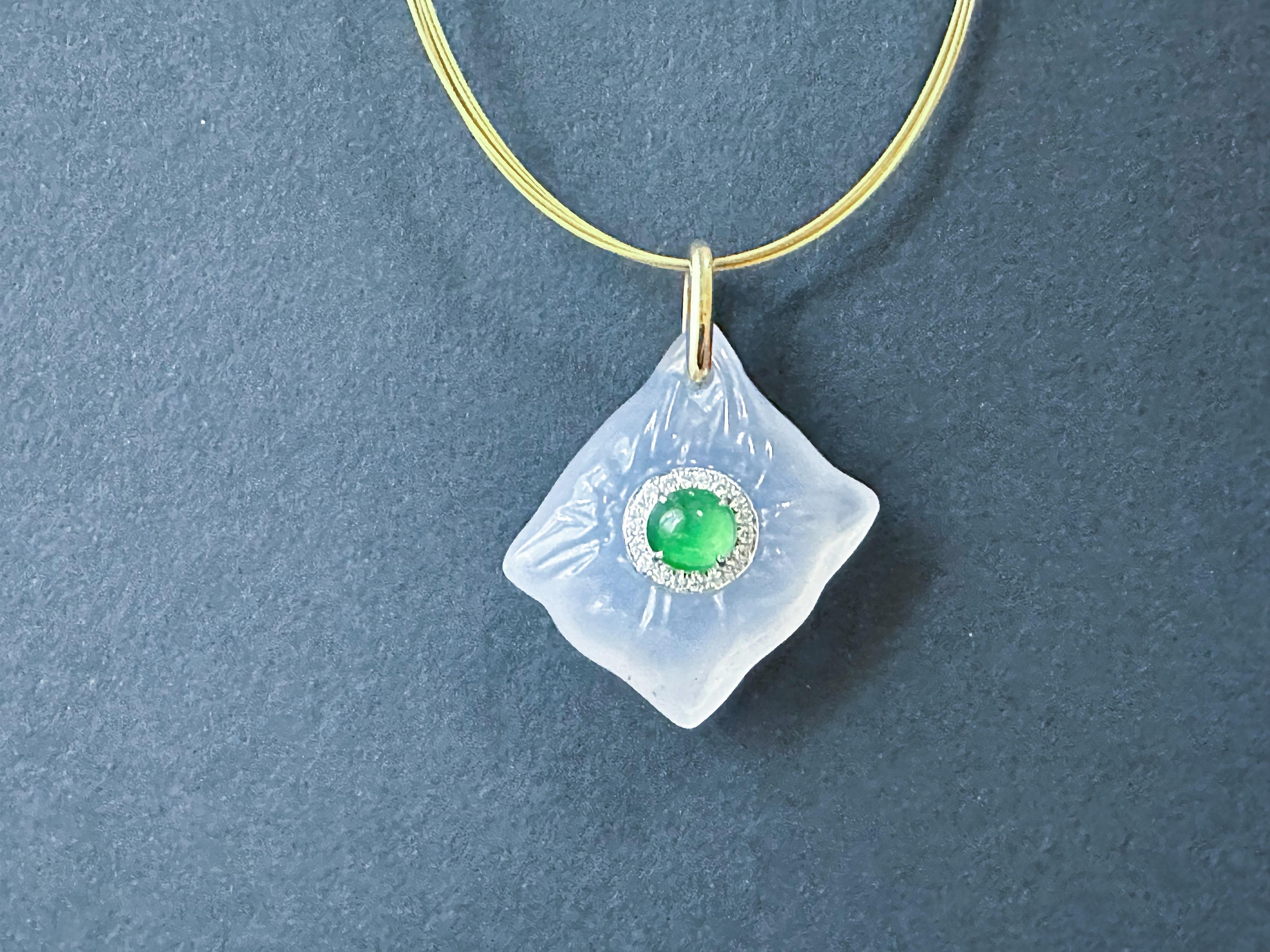 Pendentif impérial en or 18 carats, jadéite verte et agate blanche en vente 8
