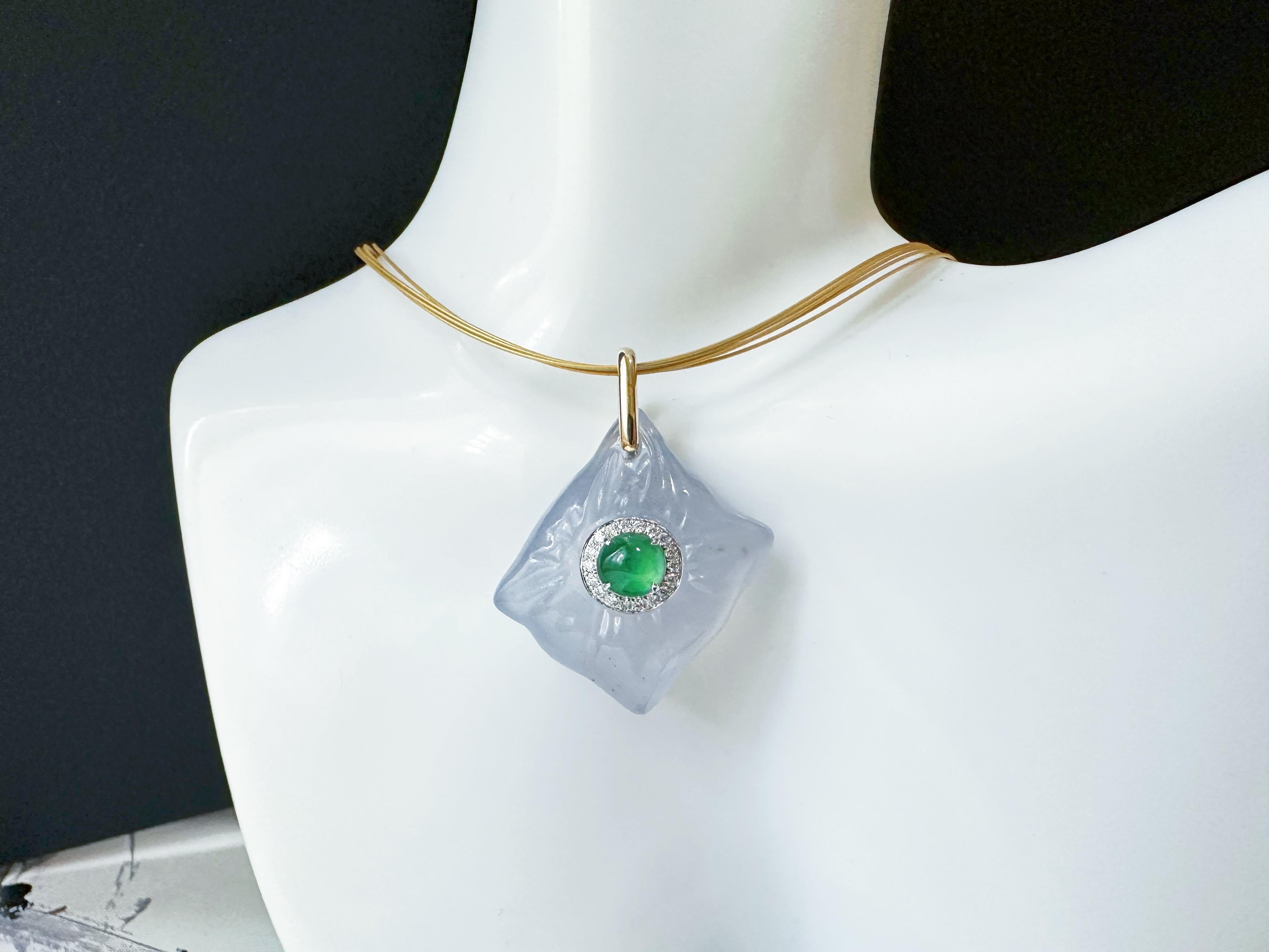 Laissez-vous séduire par notre pendentif exquis, que la beauté intemporelle de la jadéite verte impériale entrelace harmonieusement avec l'élégante agate blanche. 

Fabriqué avec une attention méticuleuse aux détails, ce pendentif met en valeur