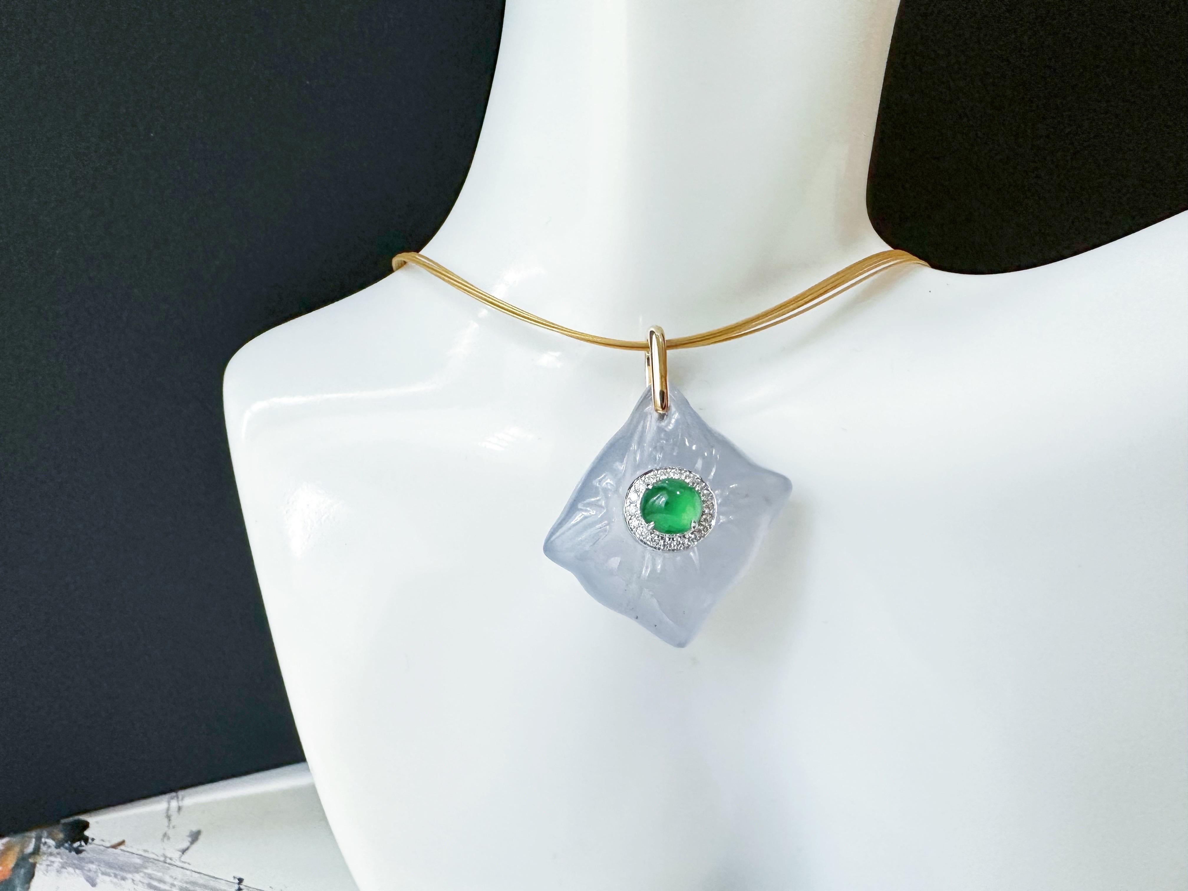 Contemporain Pendentif impérial en or 18 carats, jadéite verte et agate blanche en vente