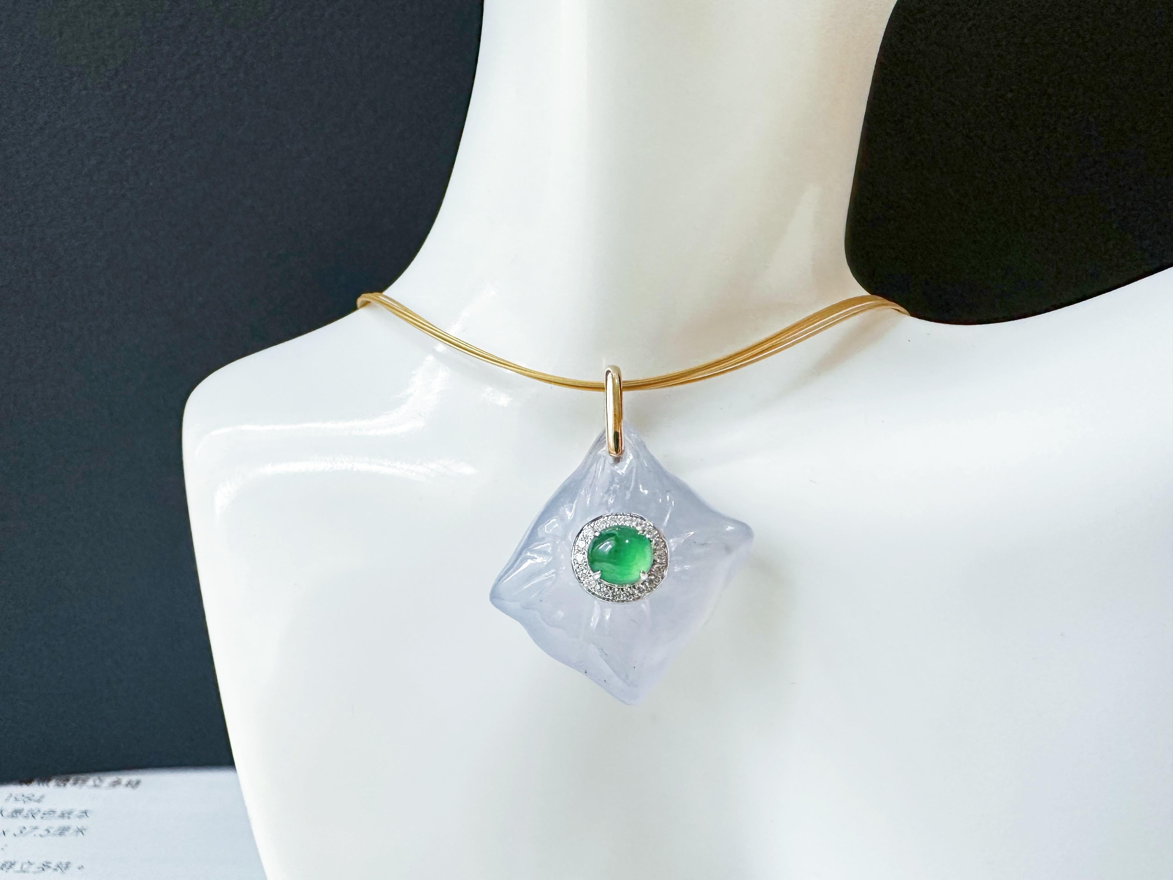 Taille ronde Pendentif impérial en or 18 carats, jadéite verte et agate blanche en vente