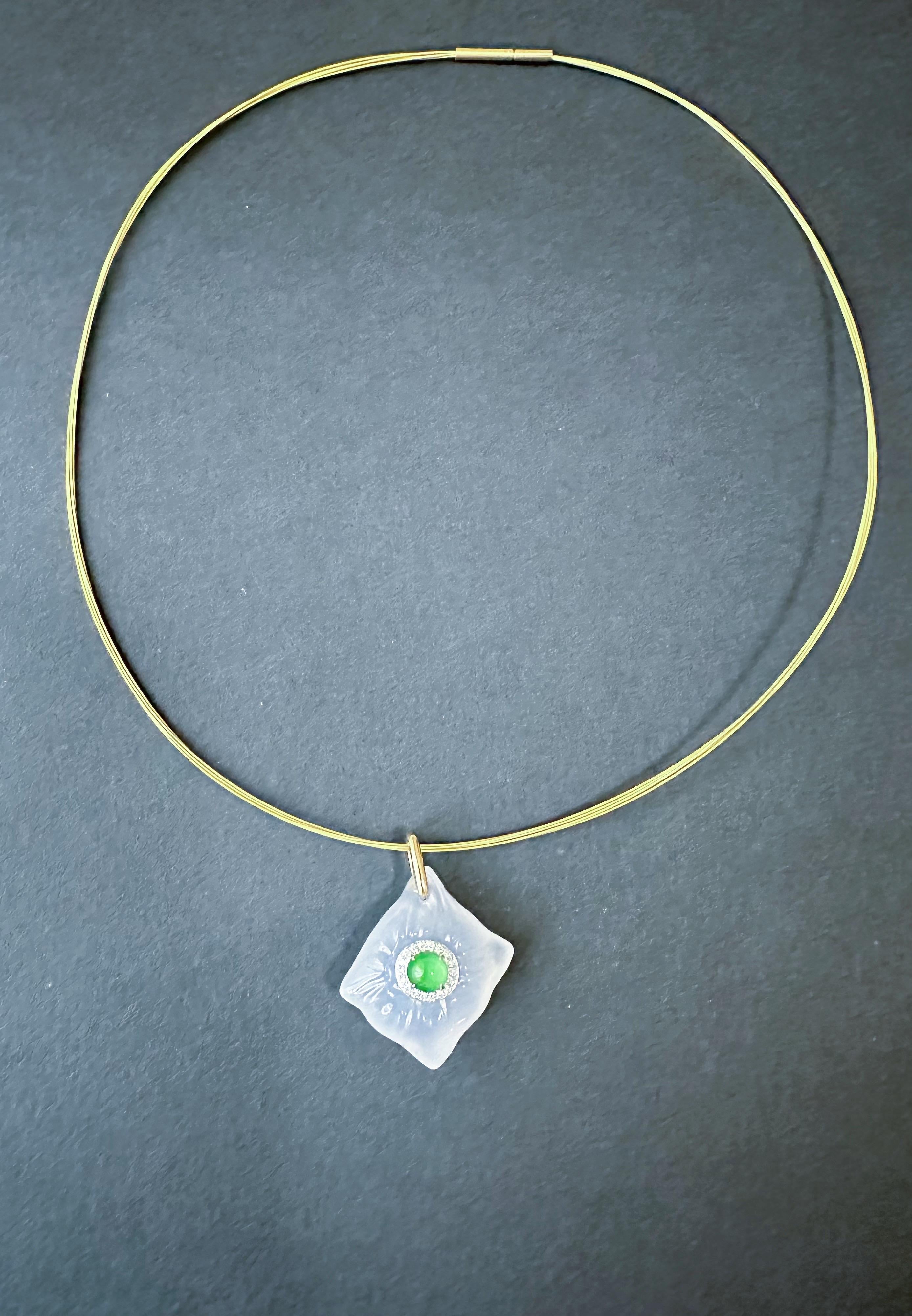 Pendentif impérial en or 18 carats, jadéite verte et agate blanche Unisexe en vente