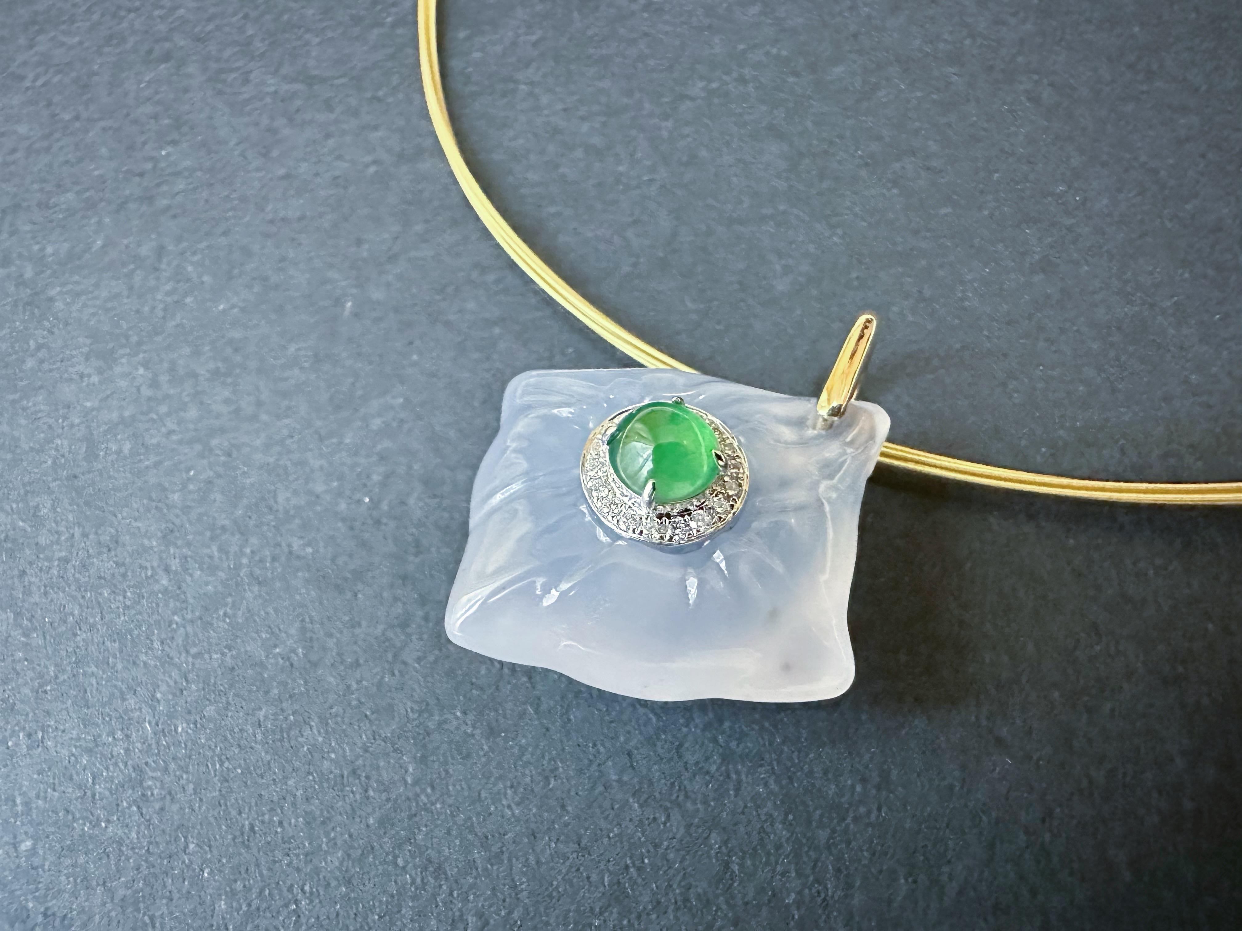 Pendentif impérial en or 18 carats, jadéite verte et agate blanche en vente 1