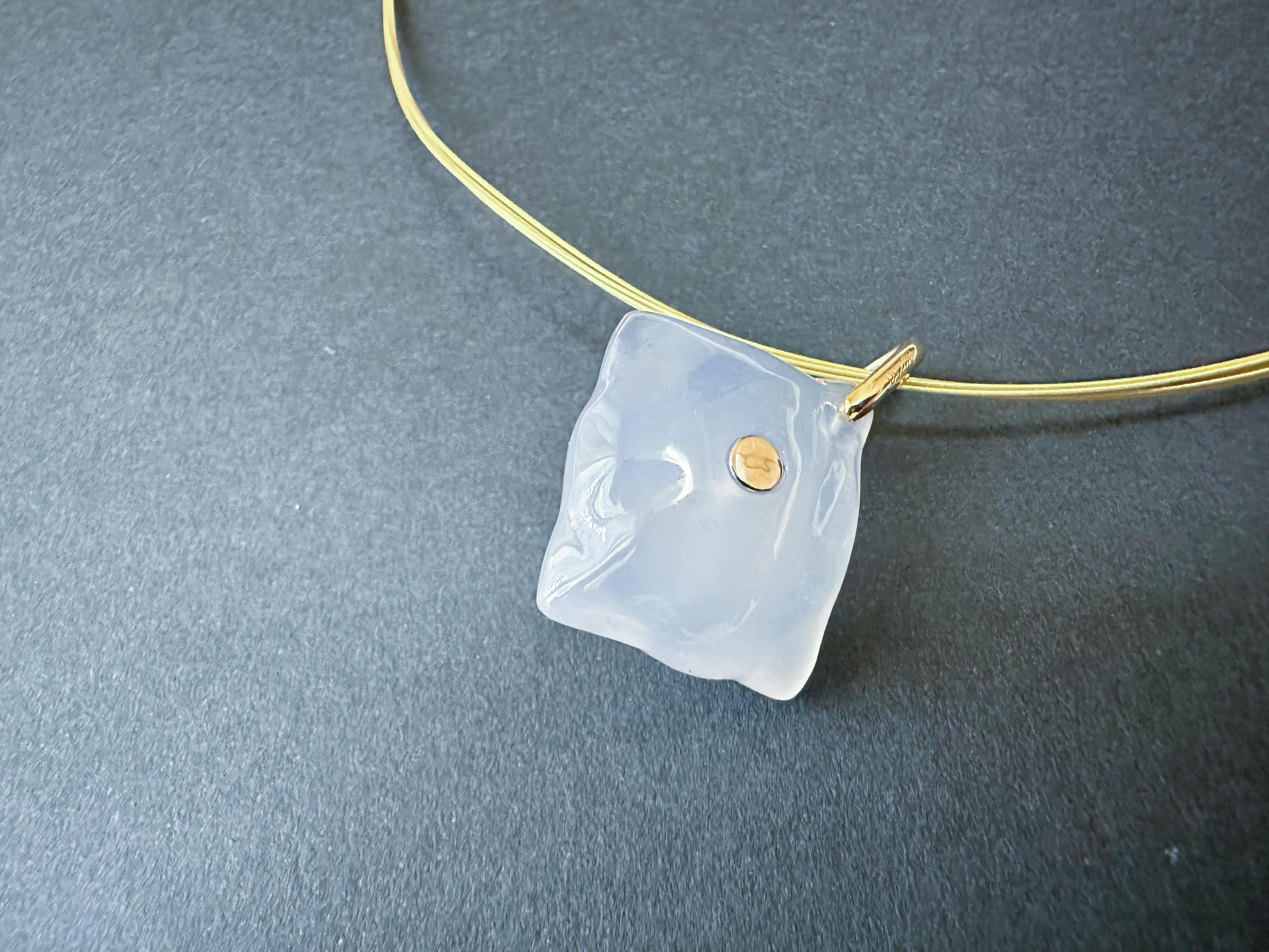 Pendentif impérial en or 18 carats, jadéite verte et agate blanche en vente 2