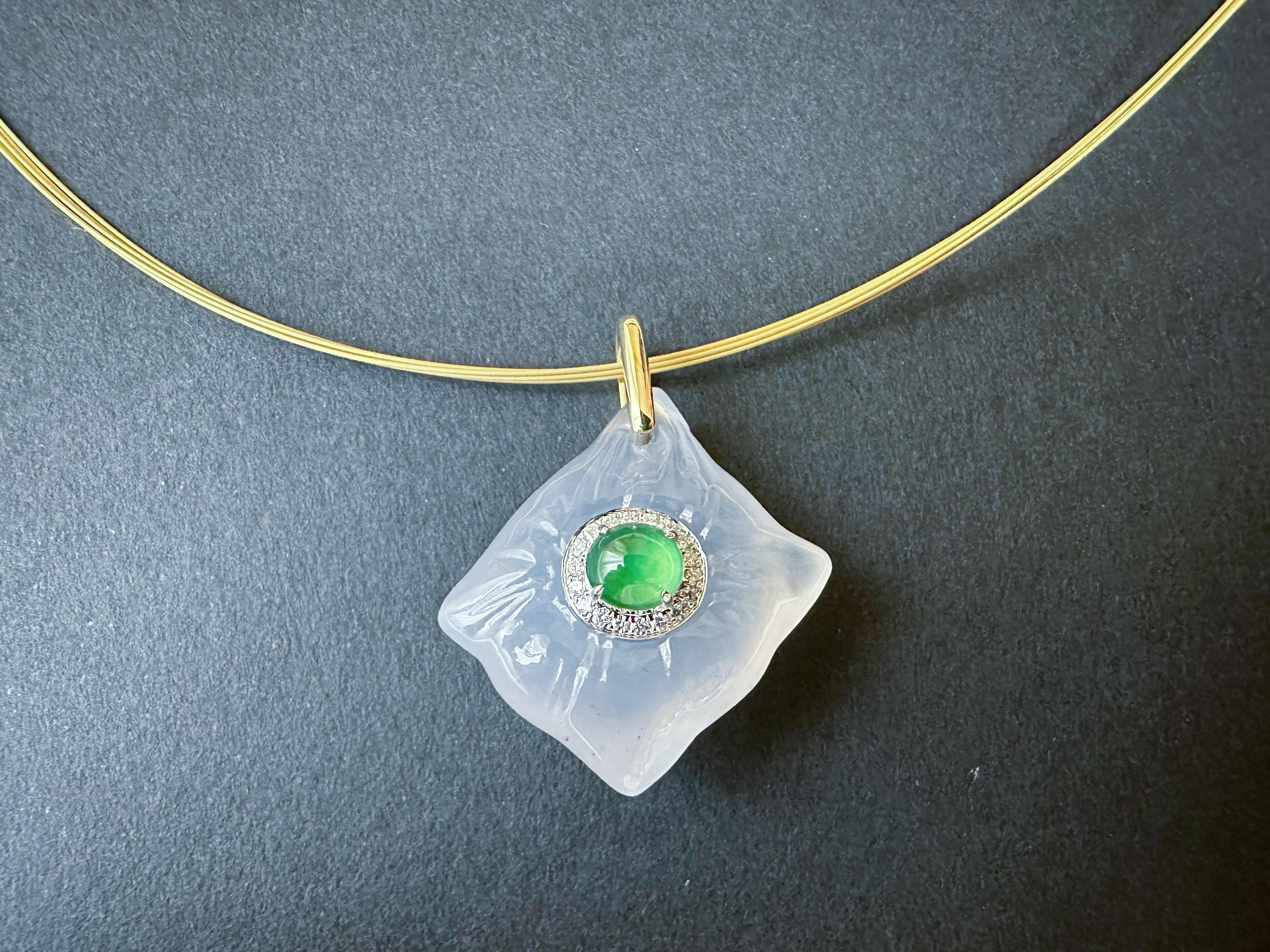 Pendentif impérial en or 18 carats, jadéite verte et agate blanche en vente 3