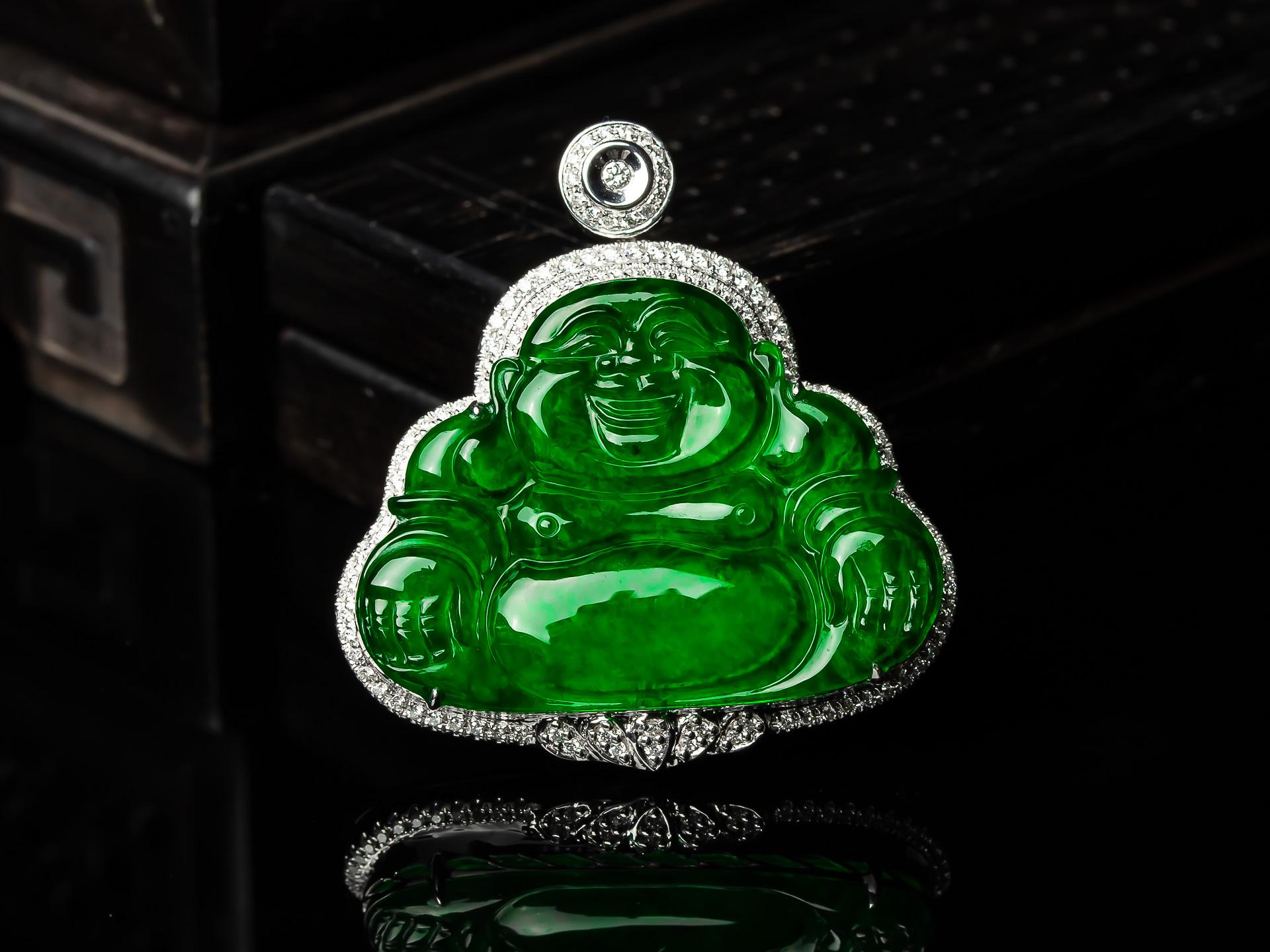 da uomo o donna Ciondolo Buddha Imperiale in giadeite verde con diamanti in vendita
